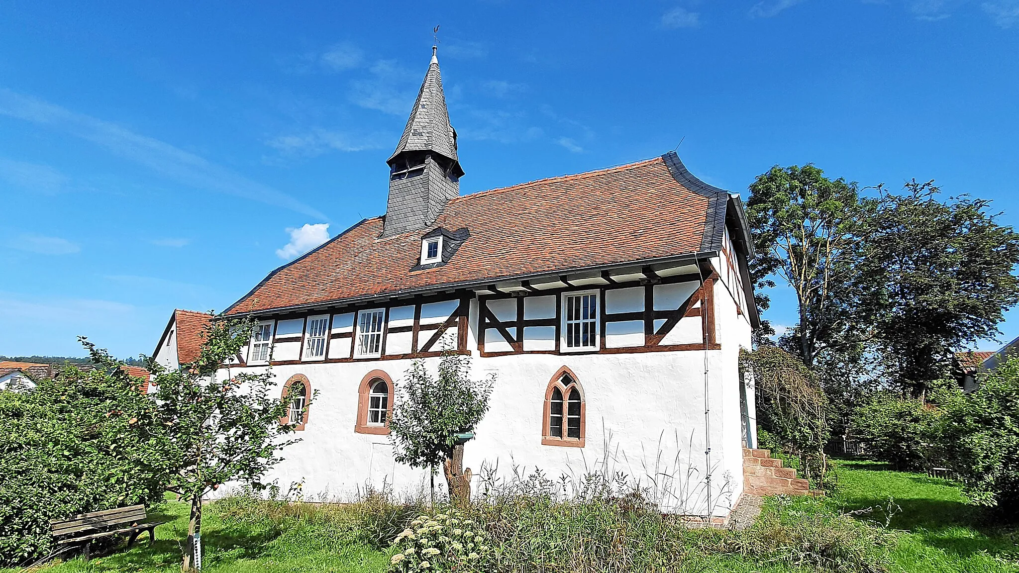 Photo showing: Alte Kirche Bürgeln mit spätgotischem Fenster zum Chorraum im Süden und separatem Patronatseingang im Osten