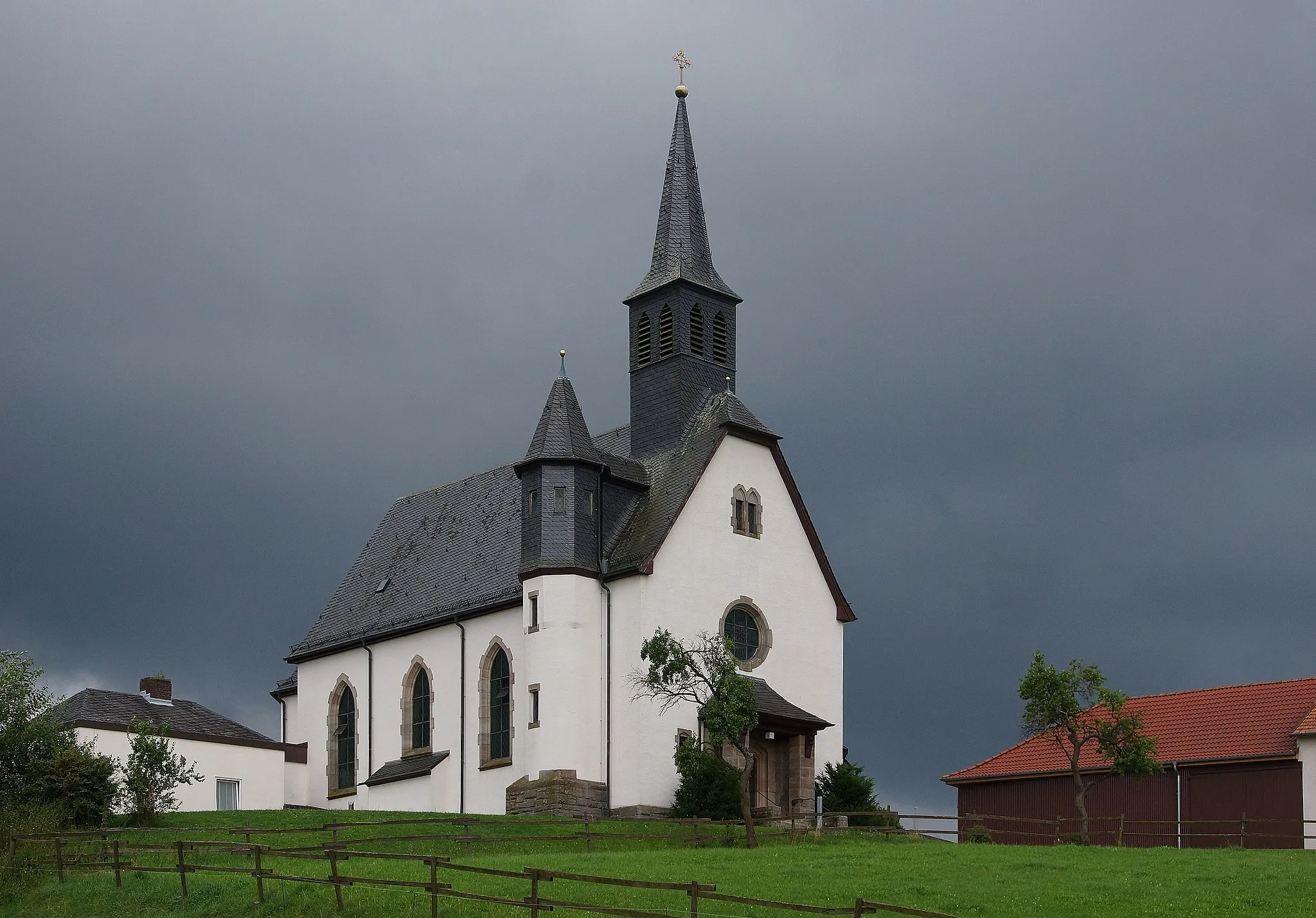 Photo showing: Katholische Filialkirche Sankt Anna in Dipperz-Friesenhausen in Gewitterwolken