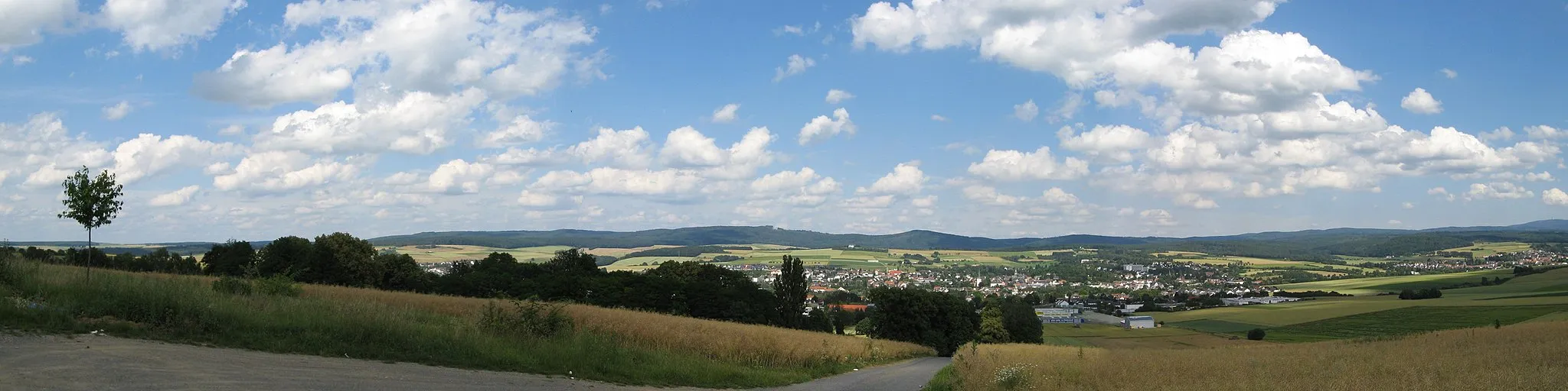 Photo showing: Stadtpanorama von Bad Camberg aus der Nähe der Autobahnabfahrt. Im Hintergrund die Berge des Taunus
