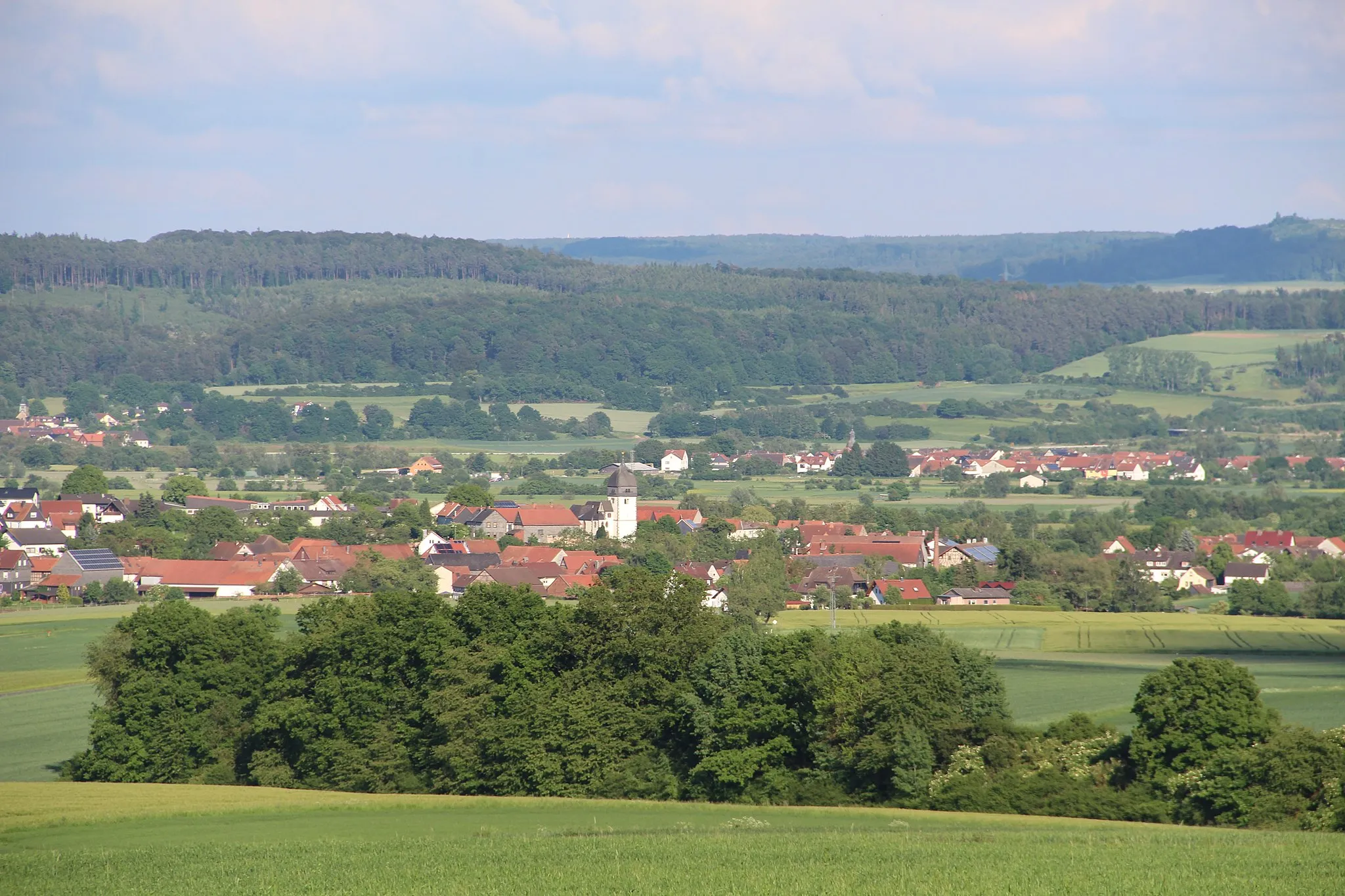Photo showing: Niederwalgern - Ansicht von Westen. Dahinter im Lahntal zwischen Marburg und Gießen
liegt der Ortsteil Weimar-Roth.