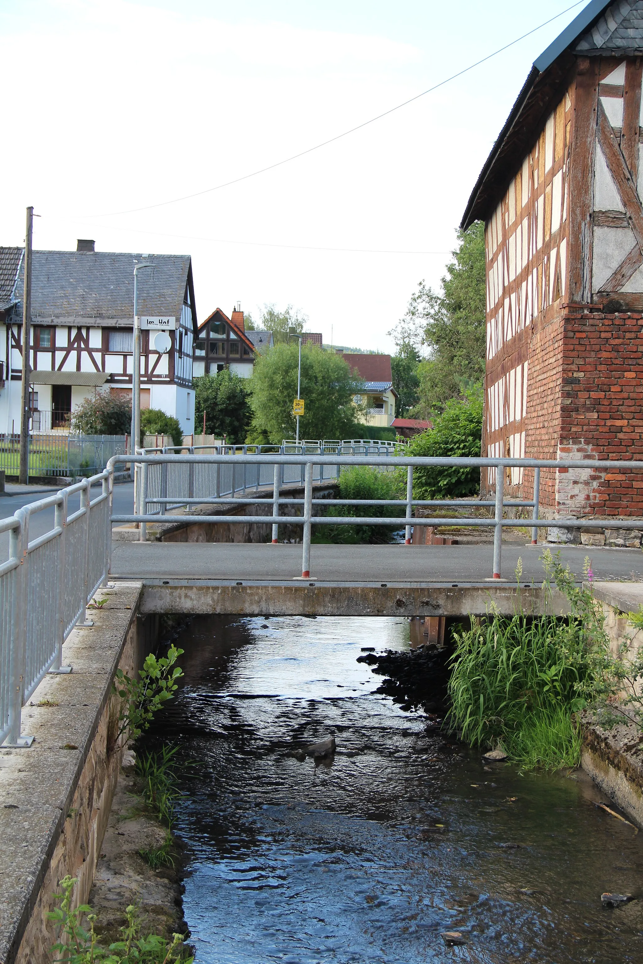 Photo showing: Der Siegbach in de:Bischoffen etwa 400m vor der Mündung in die de:Aar (Dill).