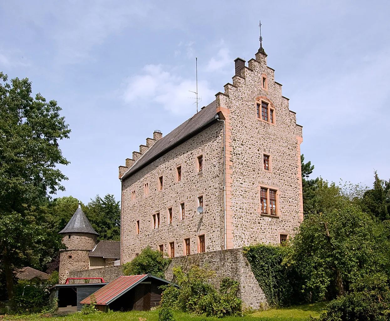 Photo showing: Eppsteiner Schloss in Schotten im Vogelsbergkreis, Deutschland. Ehemaliger Amtssitz der Grafen von Eppstein in Schotten. Das Schloss wurde 1382 durch den Rheinischen Städtebund zerstört und 1402 durch den Landgrafen von Hessen wieder errichtet. 1852 wurde das Schloss in Brand gesteckt und 1853 innen wieder aufgebaut. Das Schloss war von einem Wassergraben umgeben und im vorderen Teil standen die herrschaftlichen Scheuen, um den Zehnten aufzunehmen.