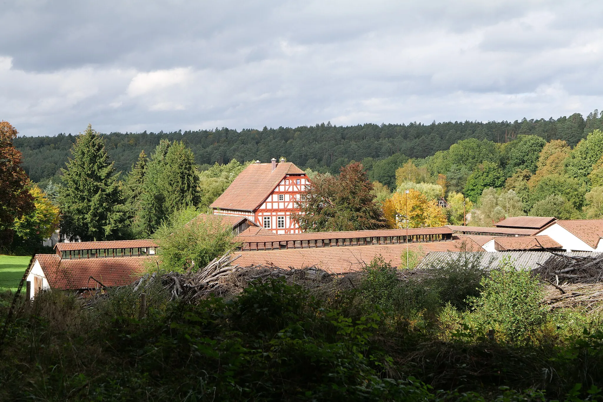 Photo showing: Schmitthof im Gleental in Kirtorf am 4. Oktober 2020.