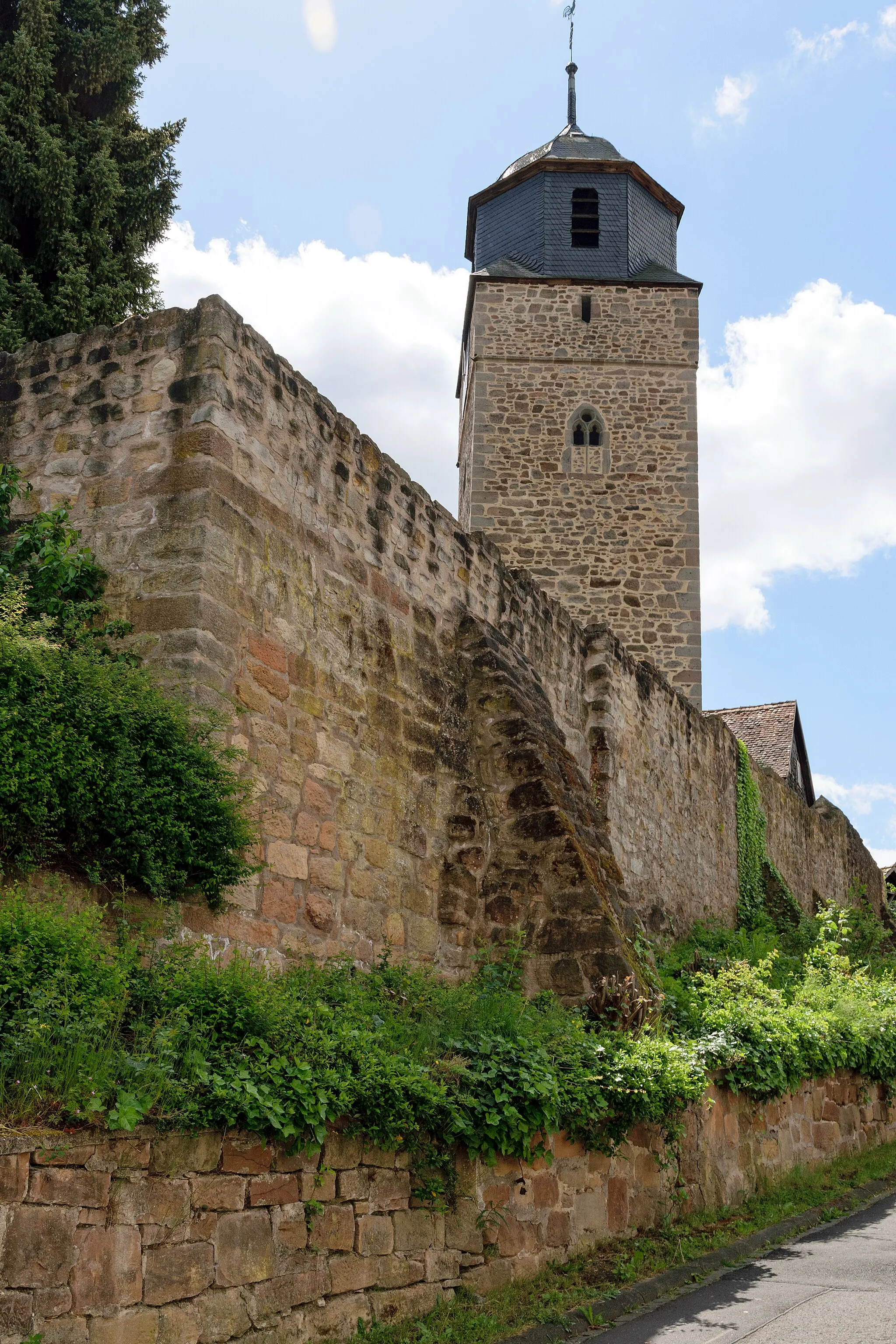 Photo showing: Tower and wall of evangelic St. Martin's Church in Wehrda