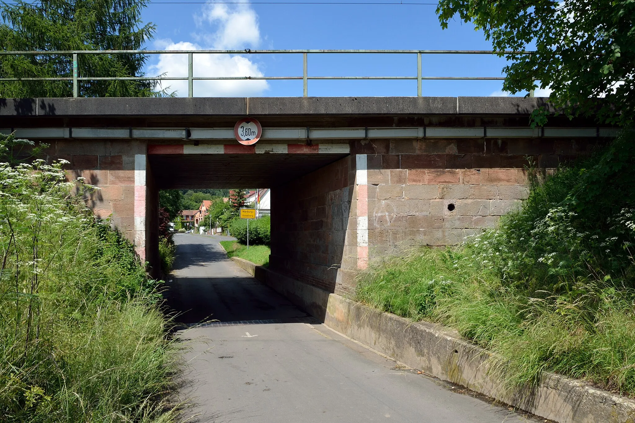 Photo showing: Eisenbahnunterführung in Marburg-Gisselberg, Straße "Große Wiese"