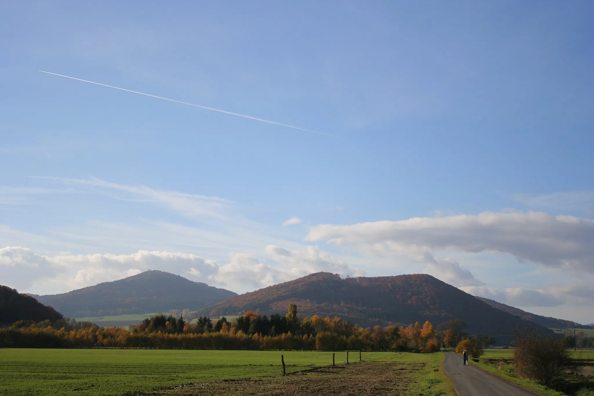 Photo showing: Rimberg (left) and Feiselberg (right) in autumn, view from west, from the Lahn River plain near the small town of Caldern, Marburg-Biedenkopf district, Hesse, Germany
