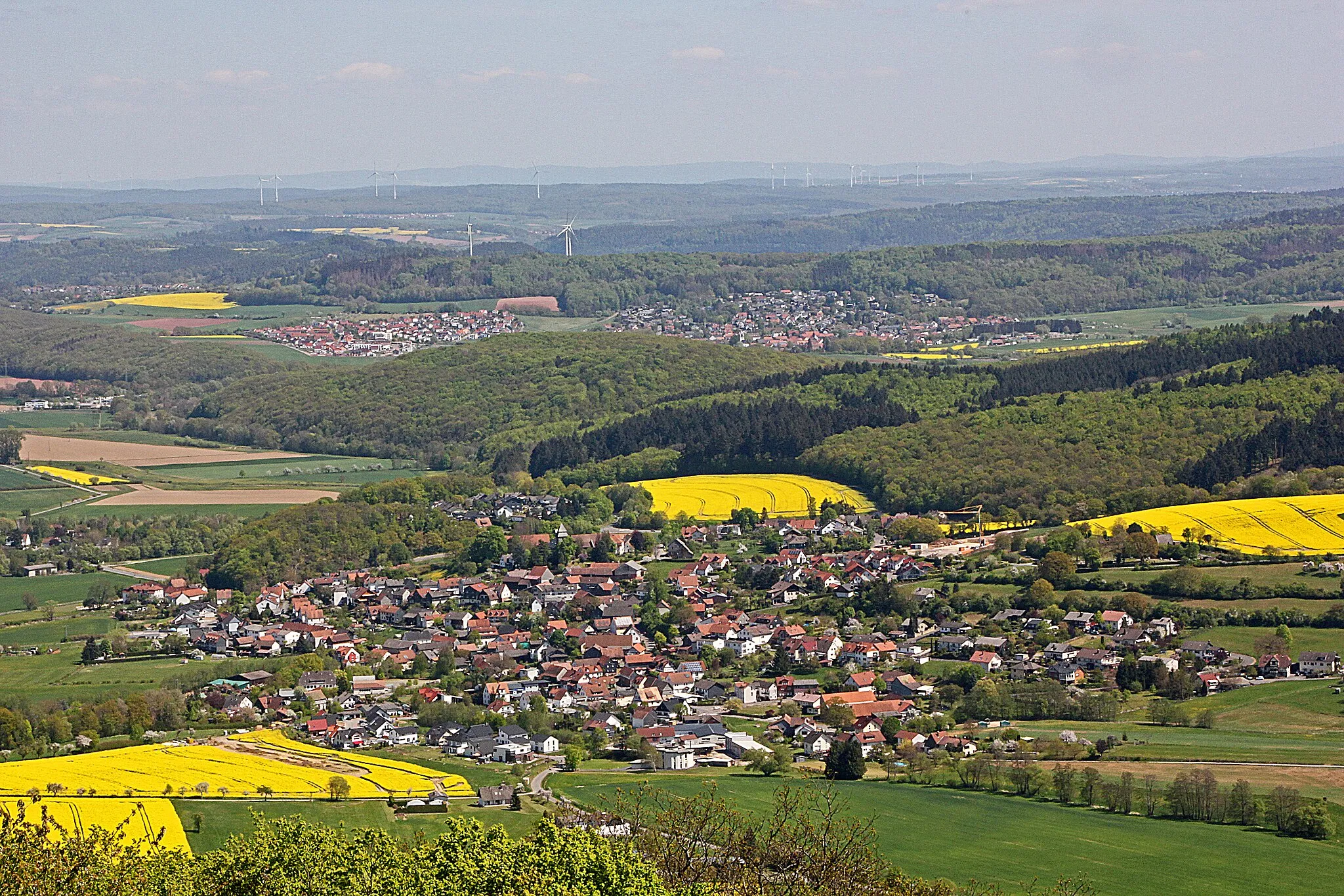 Photo showing: Panoramablick vom Rimbergturm (497 m + 24 m Turmhöhe) in östliche Richtung auf die Orte Caldern und Michelbach im Lahntal. Rechts hinter Caldern der Hungert (411,5 m, Gipfel nicht im Bild).