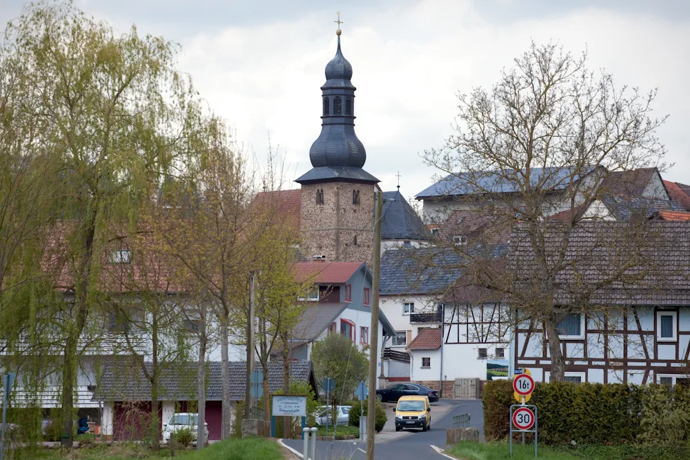 Photo showing: Fulda - Ort Lüdermünd, Ortsansicht von Süden, Lüdermünd ist ein Stadtteil der osthessischen Stadt Fulda. Kath. Kirche St. Johannes der Täufer.