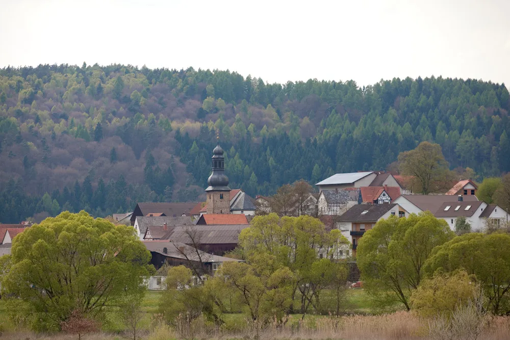 Photo showing: Fulda - Ort Lüdermünd, Ortsansicht von Süden, Lüdermünd ist ein Stadtteil der osthessischen Stadt Fulda. Kath. Kirche St. Johannes der Täufer.