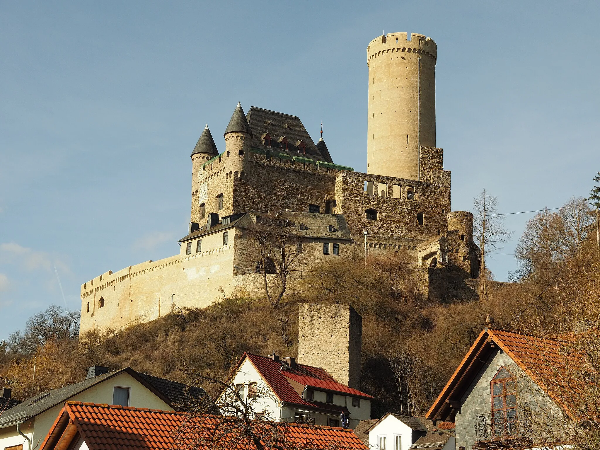 Photo showing: Burg Schwalbach über dem Ort Burgschwalbach, Aufnahme von Südosten