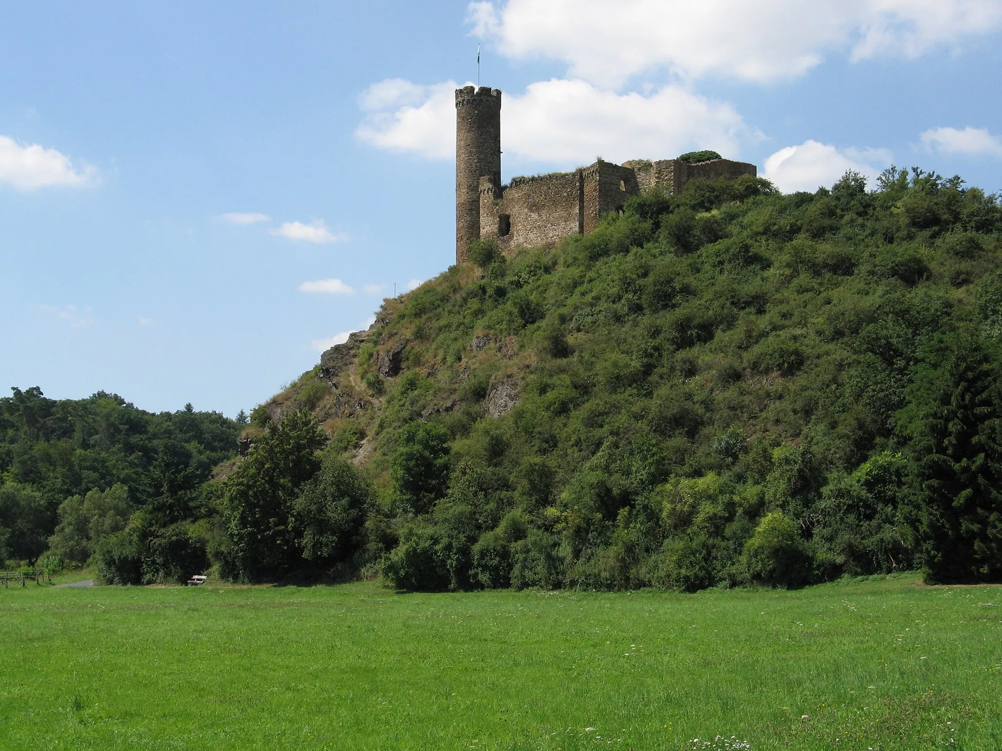 Photo showing: The picture shows the location of Ardeck castle  on a hill above the Aar valley.  Holzheim (Aar), Germany, view from eastern direction.