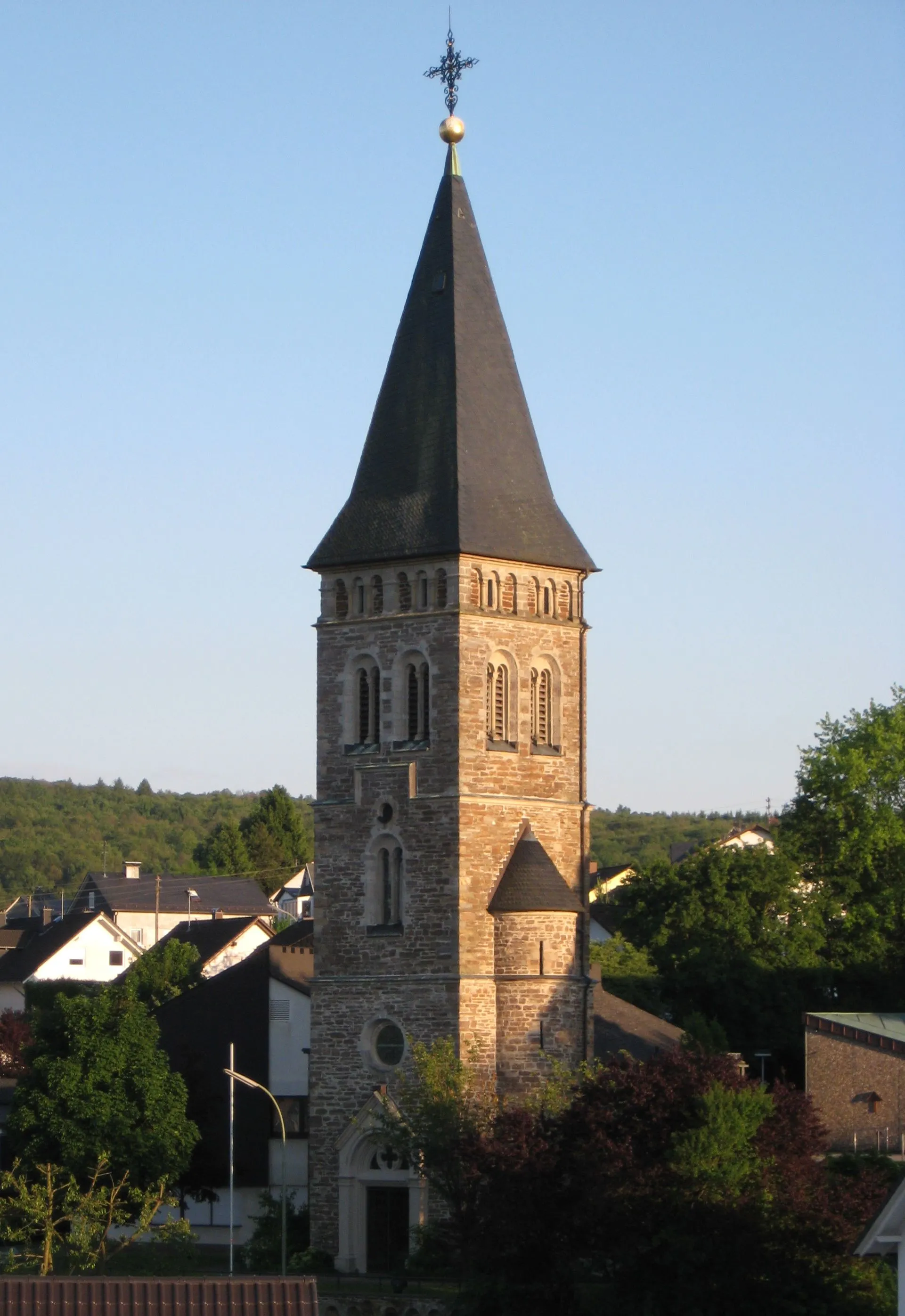 Photo showing: Der Glockenturm der katholischen Kirche (St. Martinus) in Wilnsdorf, Kreis Siegen-Wittgenstein.