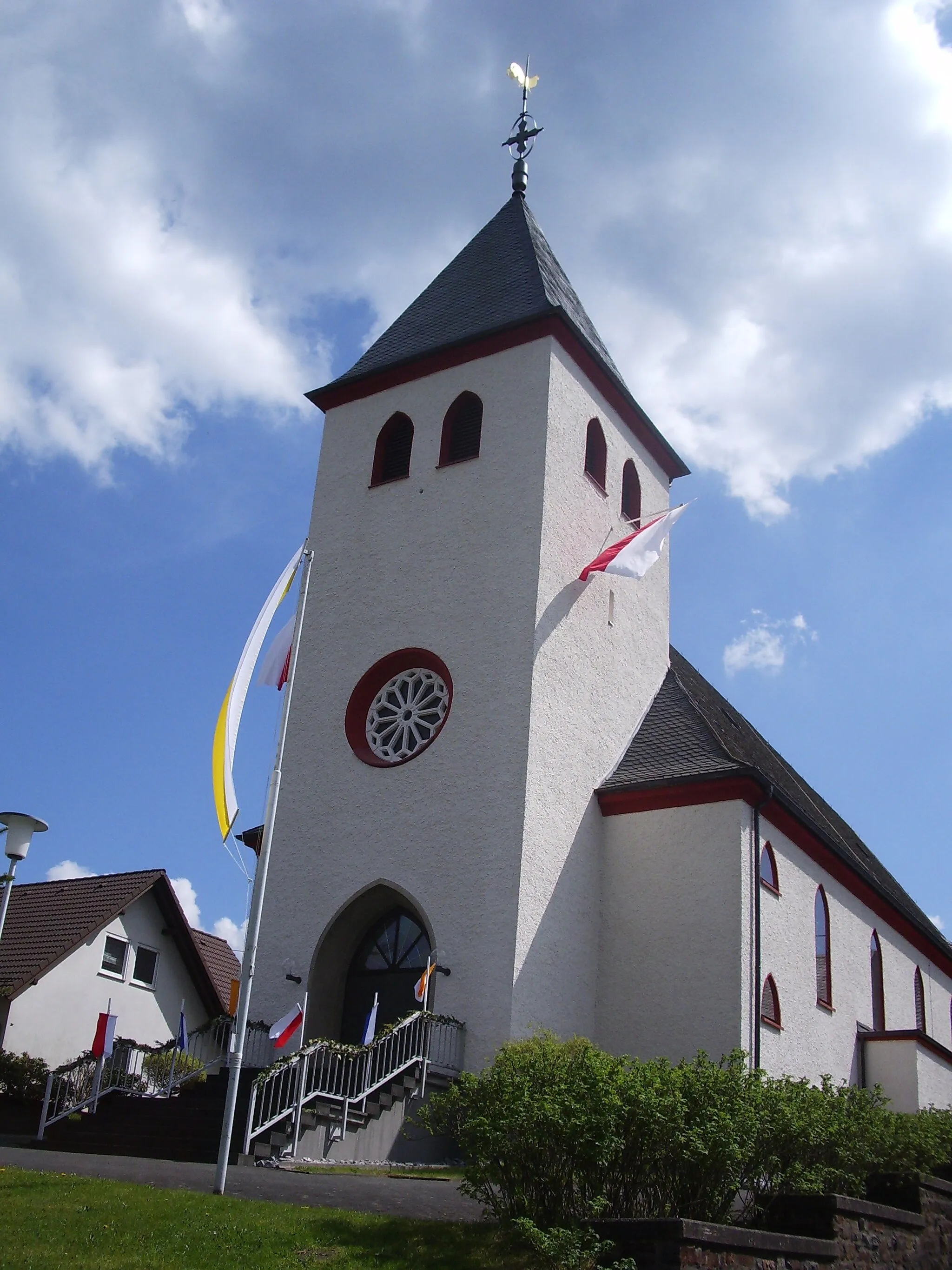 Photo showing: Katholische Kirche St. Johannes Evangelist in Gernsdorf, Ansicht von Nordwesten 2014