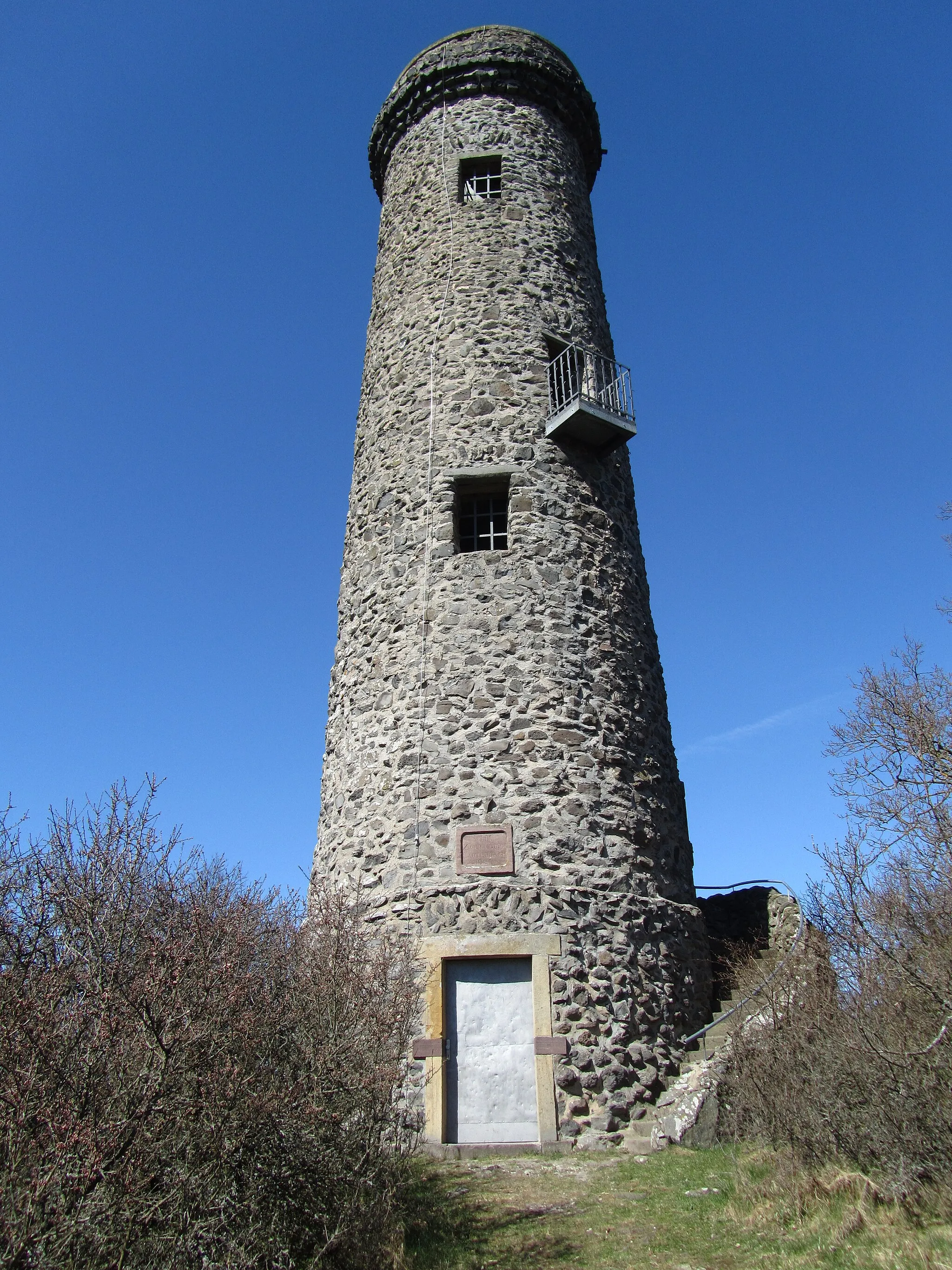 Photo showing: Der Hainigturm bei Lauterbach 2012. Den Haupteingang erreicht man über die Treppe rechts.