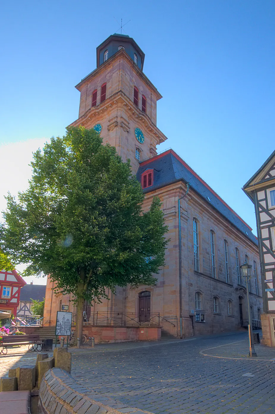 Photo showing: Evangelische Stadtkirche in Lauterbach. Erbaut 1763-1767. Baumeister Georg und Georg Veith Koch aus Rodach bei Coburg. Die Stadtkirche ersetzte eine gotische Marienkiche. Die Kirchturmhaube wurde 1821 errichtet.Die Rokoko-Kirchen Hessens gilt als herausradendes Bauwerk des Hochbarock.