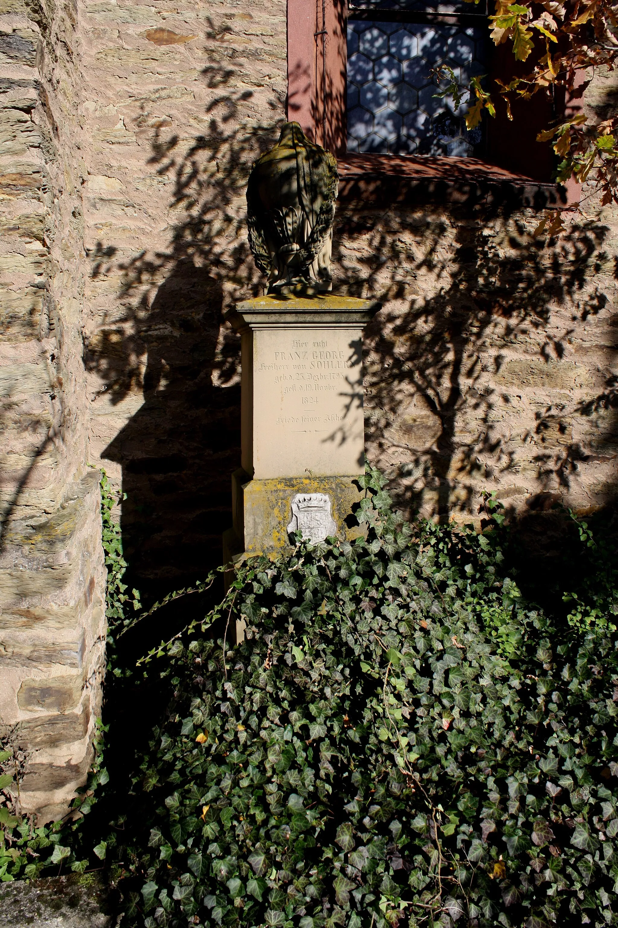 Photo showing: Grabmal Franz Georg von Sohlern, Nastätten neben kath. Pfarrkirche