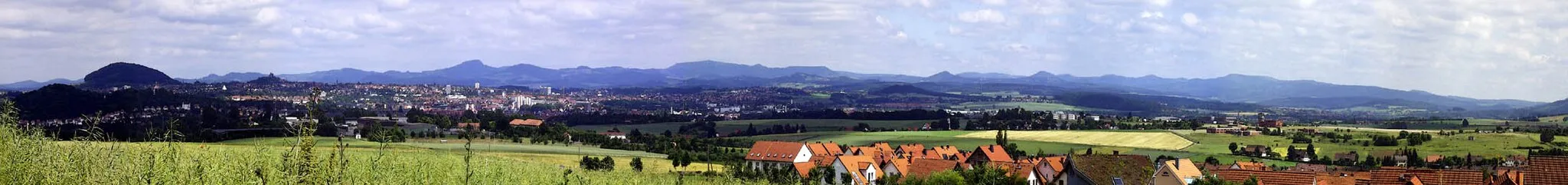 Photo showing: Blick vom Schulzenberg über Fulda auf die Rhön.