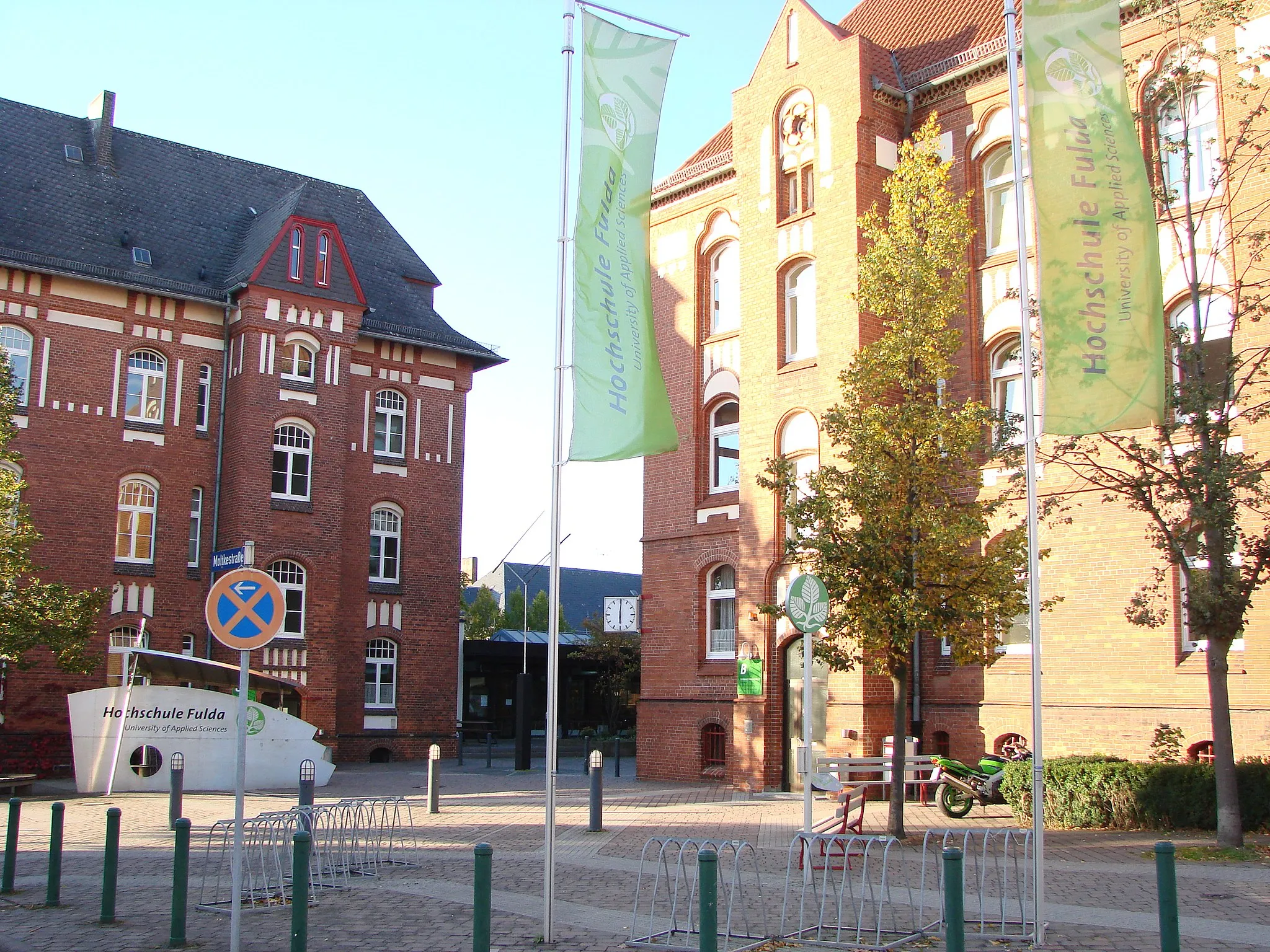 Photo showing: Einer der Zugänge zum Campus Fulda