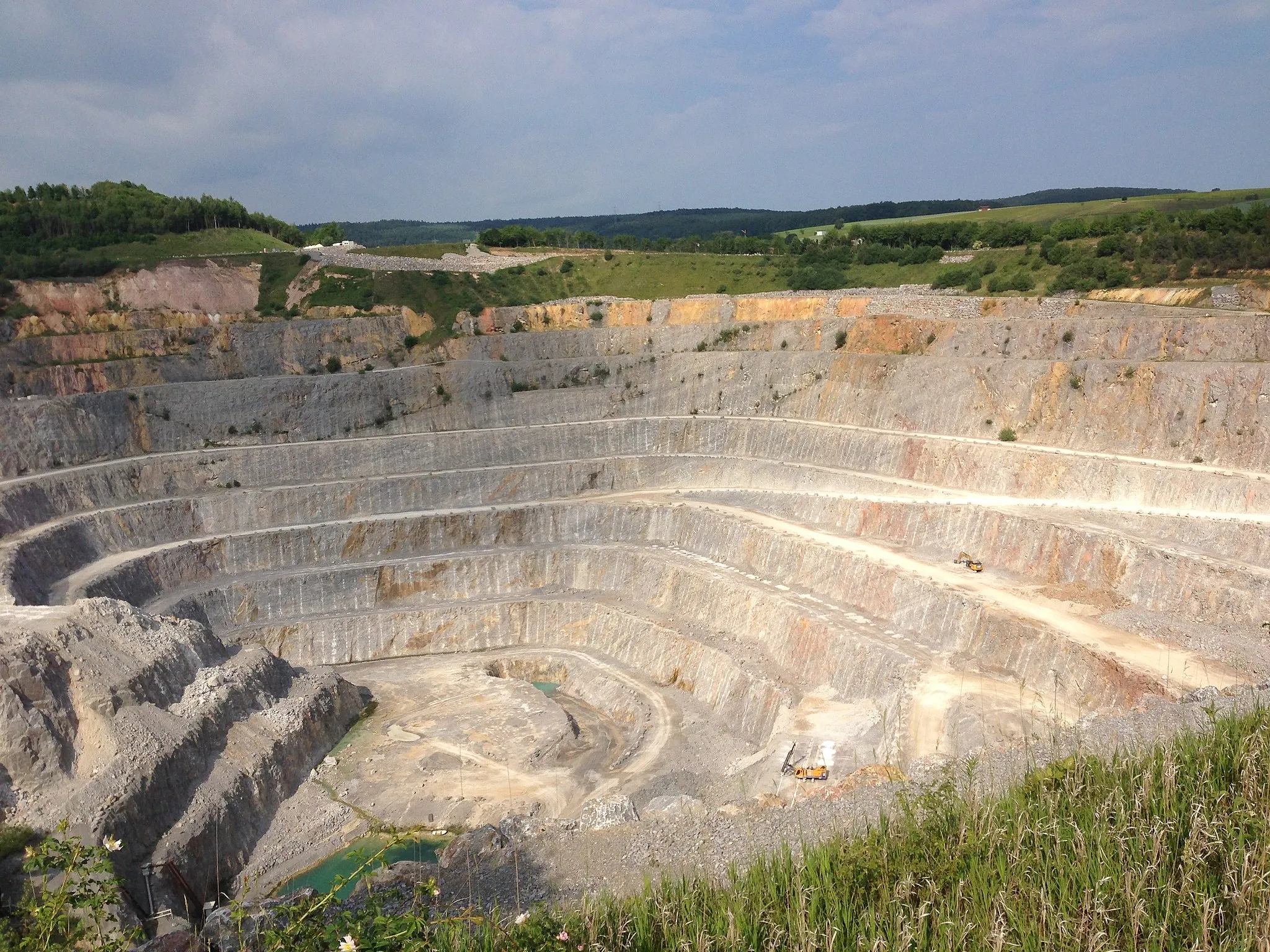 Photo showing: Kalksteinbruch der Firma Schaefer Kalk in Hahnstätten