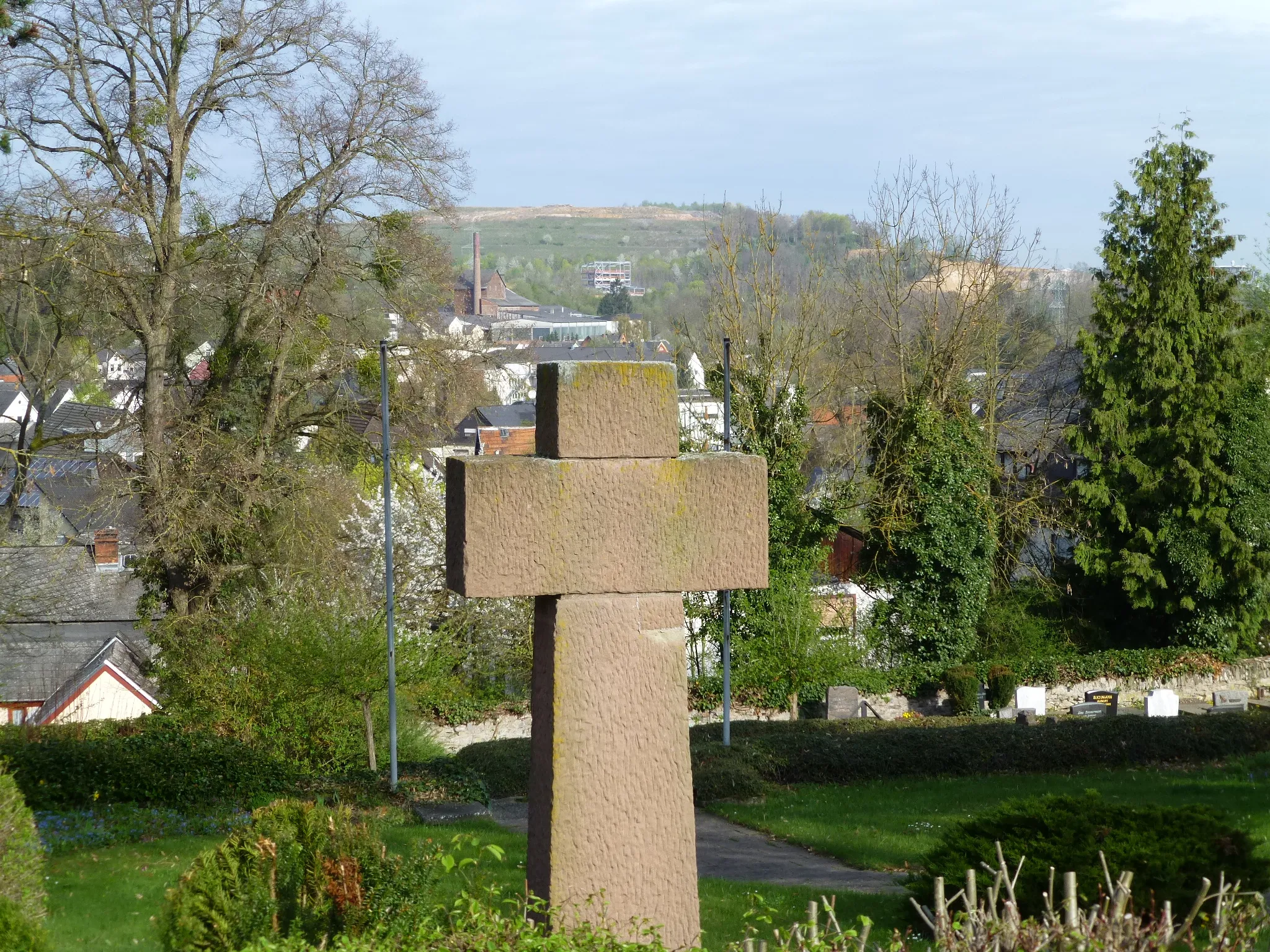 Photo showing: Military cemetery of Hahnstätten, Rhineland-Palatinate. In background, the limestone quarry.