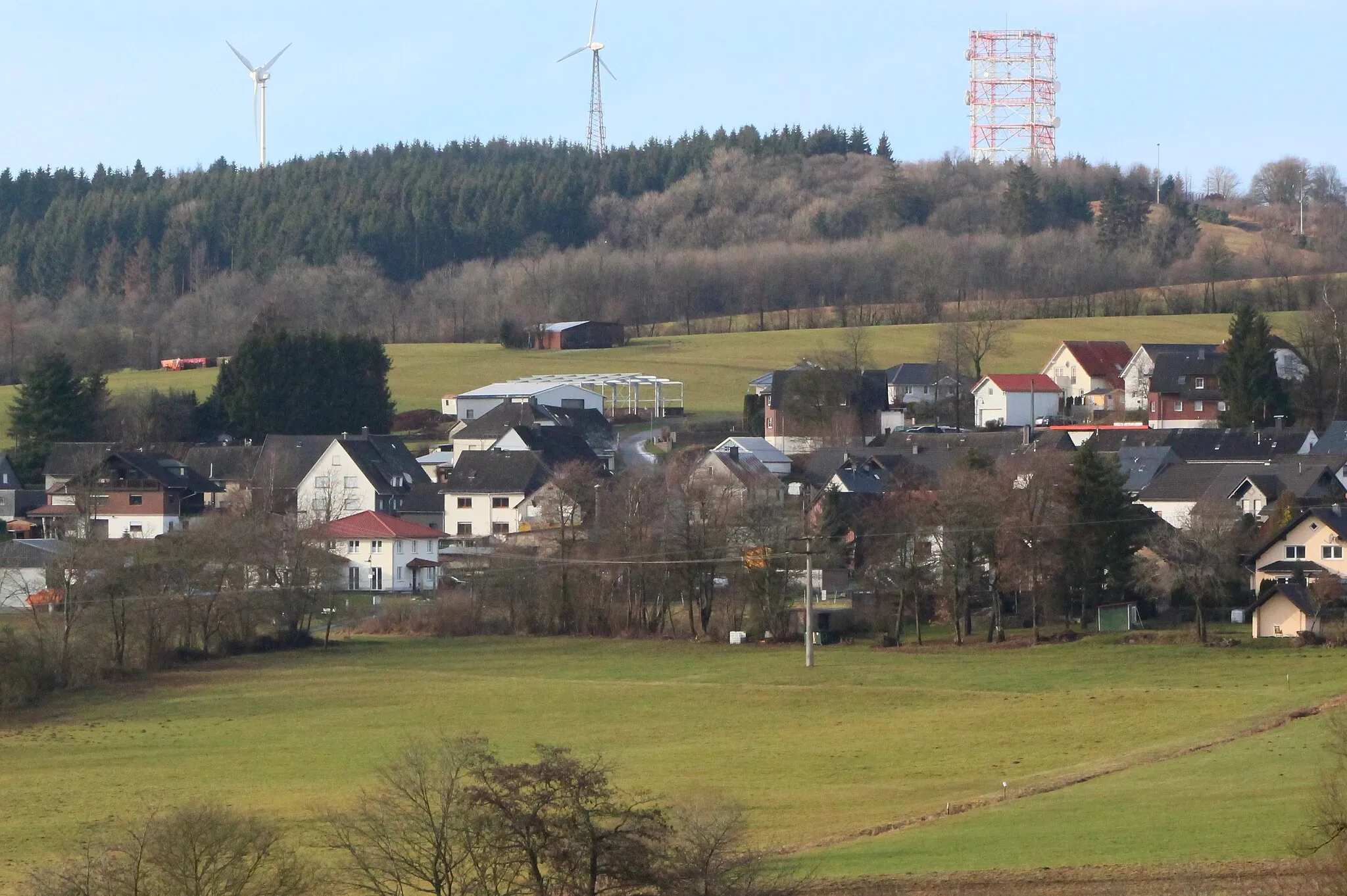 Photo showing: Bretthausen, Westerwald, Rheinland-Pfalz. Im Hintergrund der Salzburger Kopf