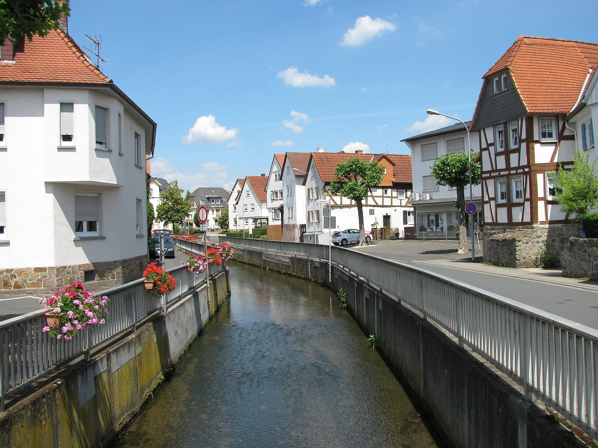 Photo showing: Blick von der Marktstraße in Heuchelheim entlang der Bieber und der Brauhausstraße nach Norden