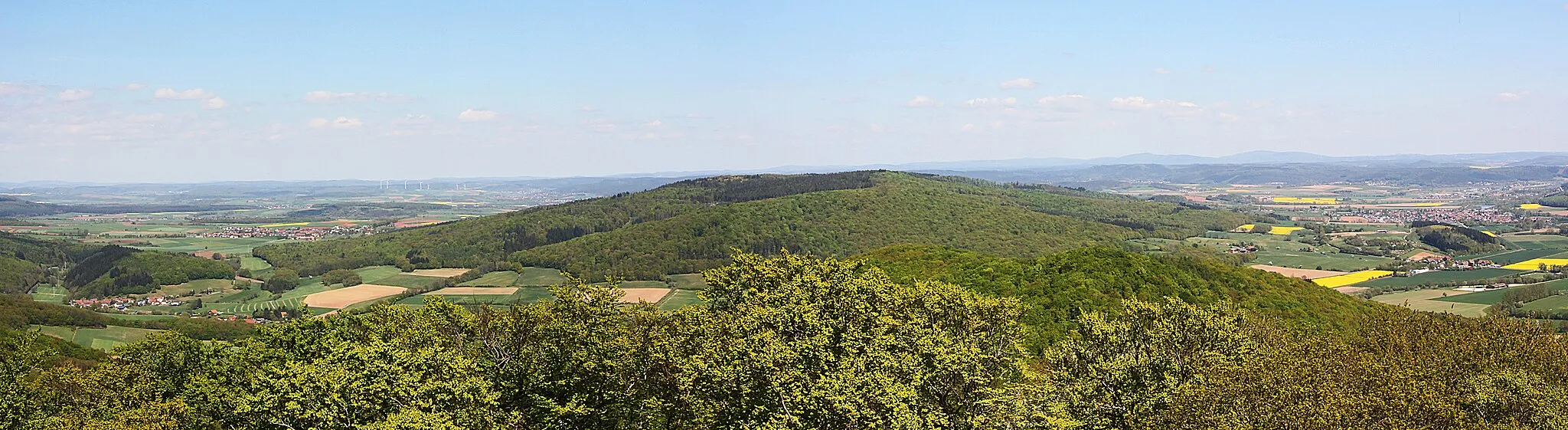 Photo showing: Panoramablick vom Rimbergturm (497 m + 24 m Turmhöhe) in nordöstliche Richtung zum
Wollenberg (474 m), die Orte Brungershausen und Sterzhausen im Lahntal, sowie Warzenbach bei Wetter. Im Vordergrund der Feiselberg (413 m)