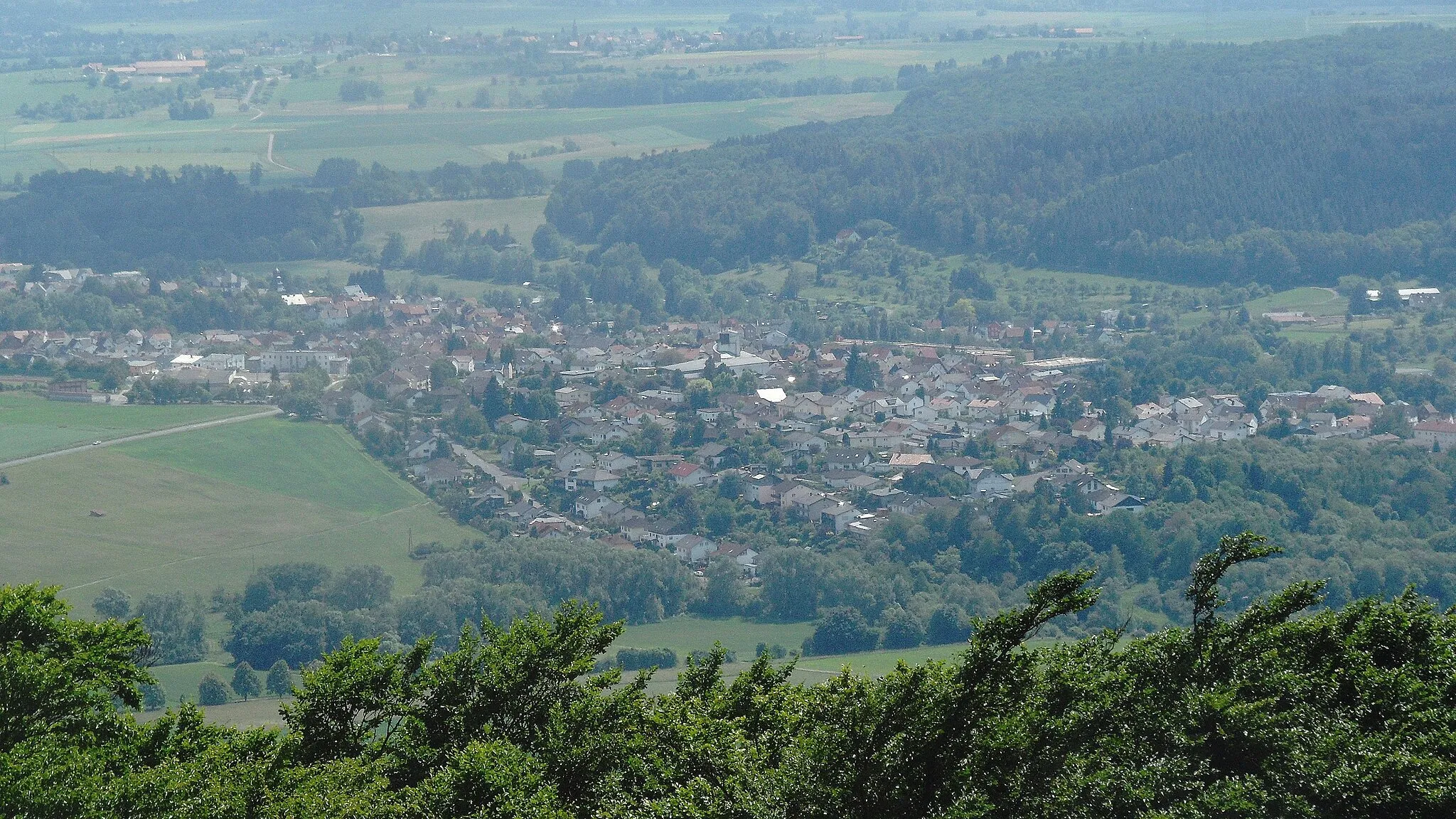 Photo showing: Rodheim-Bieber (Gemeinde Biebertal) vom ca. 5 km nordöstlich gelegenen Dünsbergturm; Mai 2018