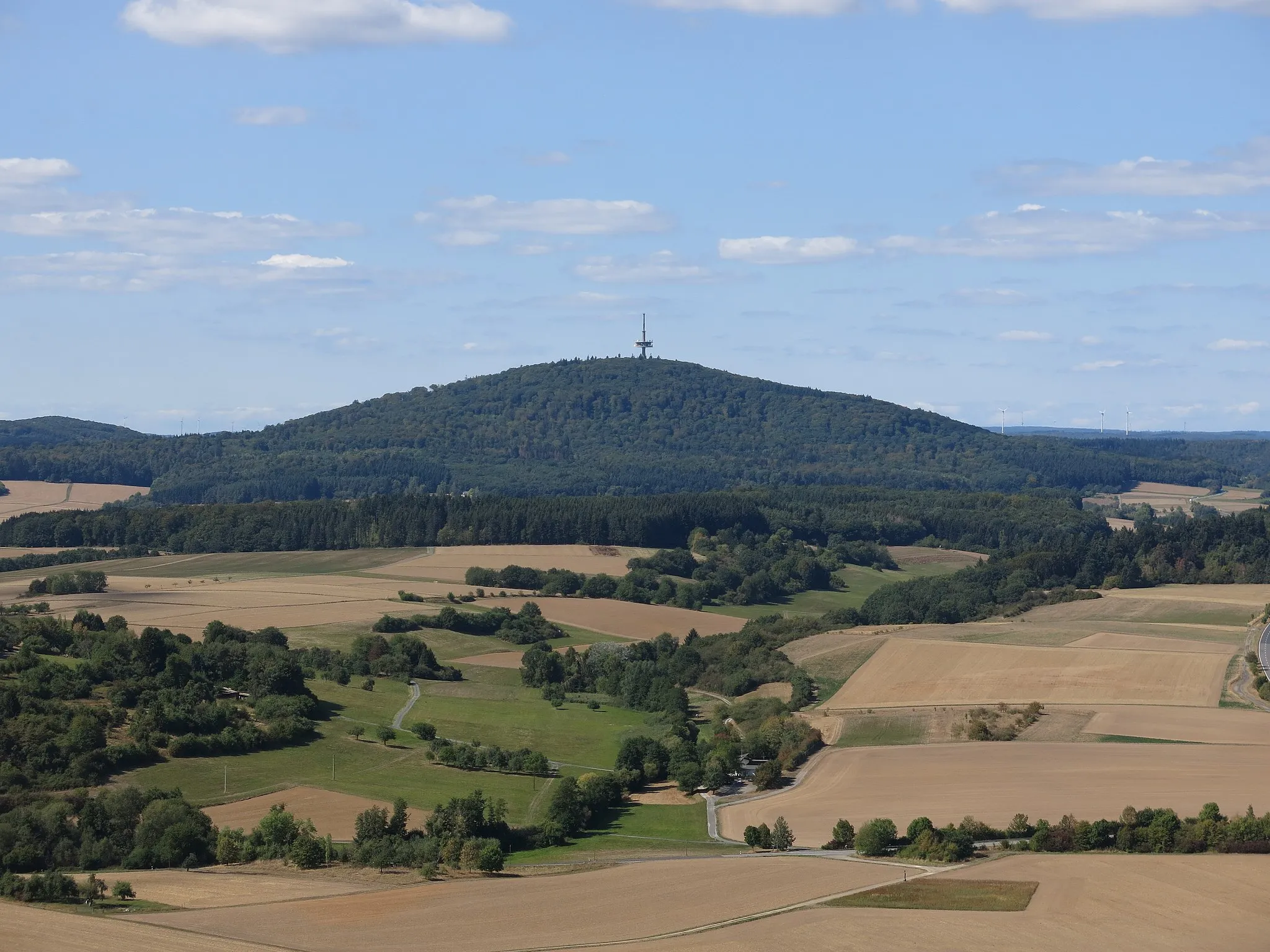 Photo showing: The Dünsberg, seen from Gleiberg Castle