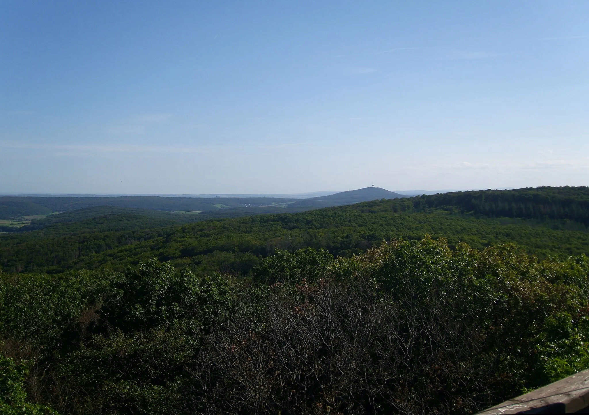 Photo showing: Blick vom Koppeturm im Höhenzug Zollbuche bei Erdhausen auf den Dünsberg (498 m) und den Steinkopf im Taunus (518 m) links dahinter; rechts der Hemmerich (476 m); vom Großen Feldberg (879 m; 57,1 km) sieht man links dahinter nur schwach den Gipfel.
Siehe Udeuschle