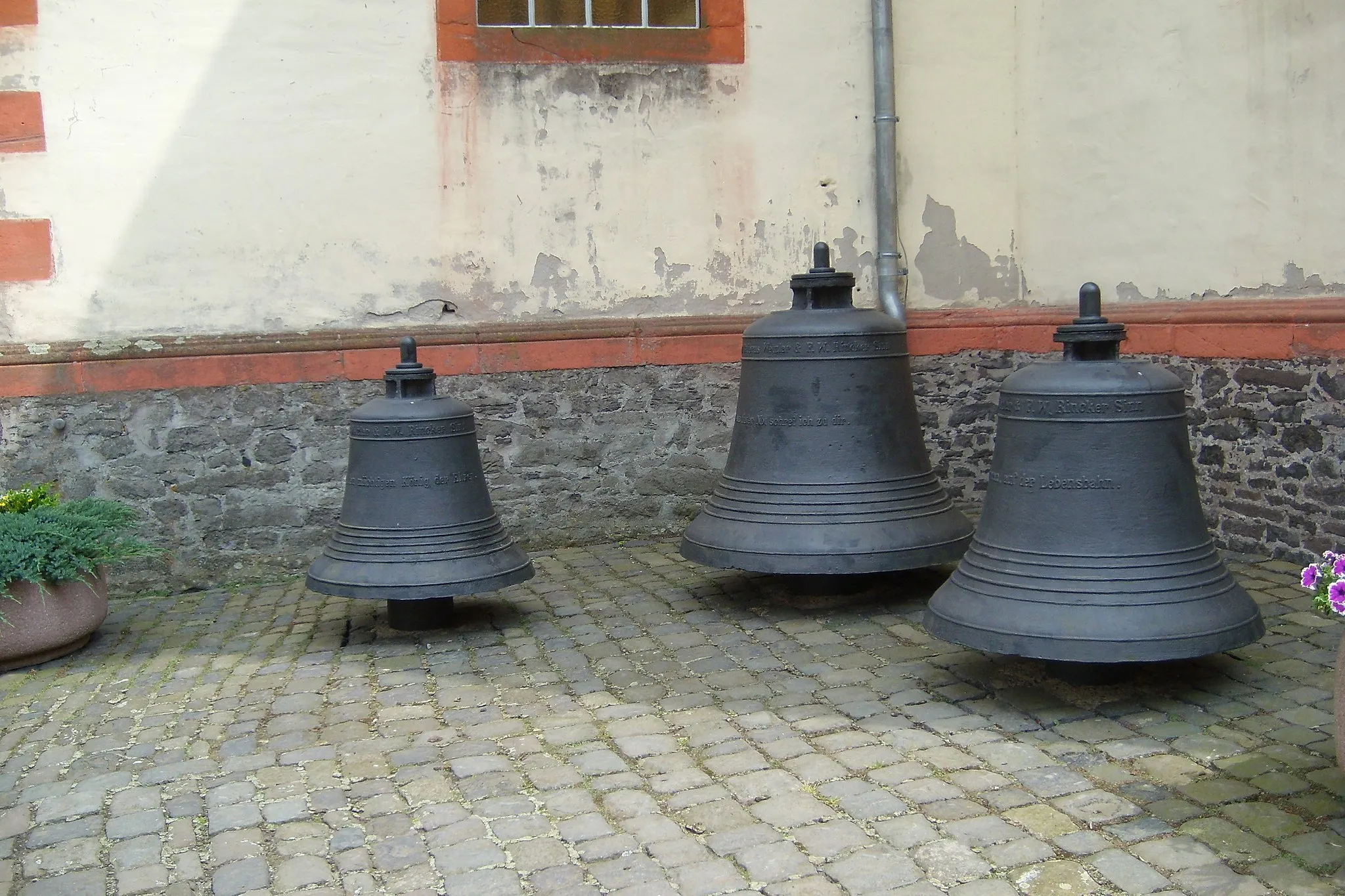 Photo showing: Ruppertsburg, a rural district of Laubach in Hesse - old bells beneath the church.