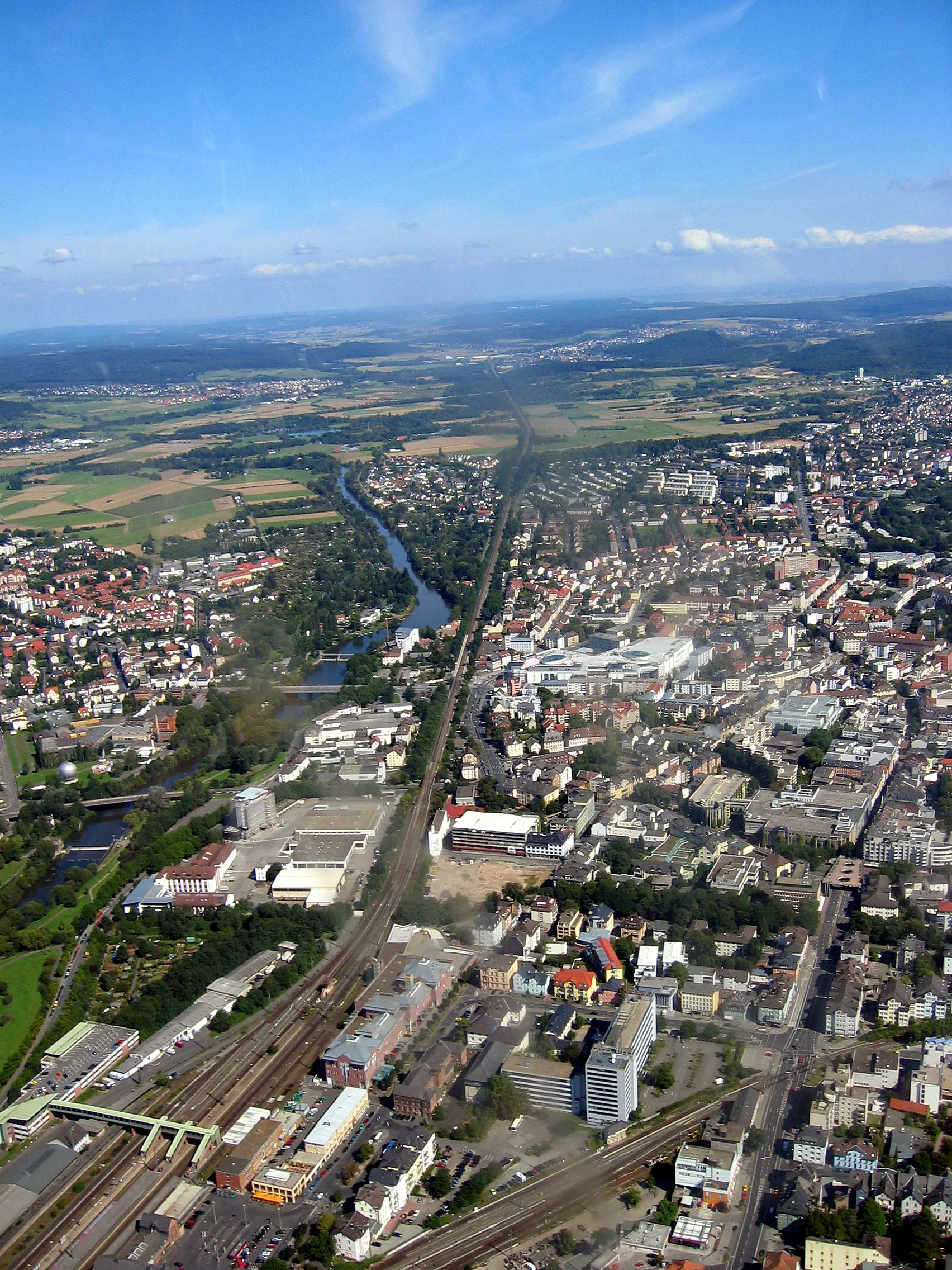 Photo showing: Luftaufnahme eines Teils der Gießener Innenstadt. Links im Bild die Lahn. Aufgenommen am 28.08.2005 ca. um 11:30 Uhr