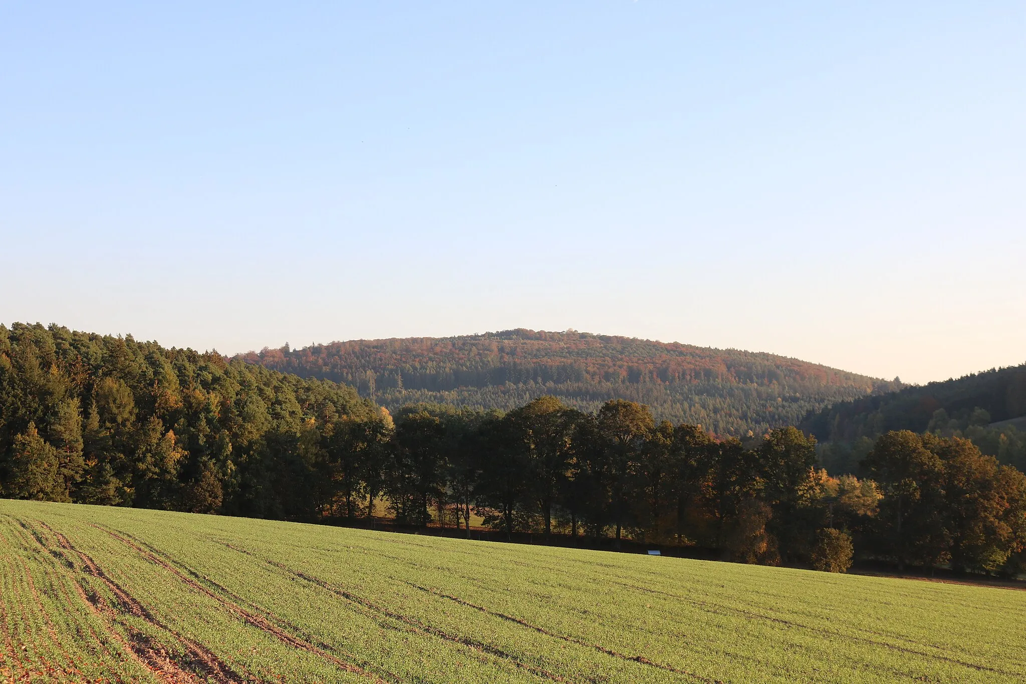 Photo showing: Der Himmelsberg (Bildmitte) von Kleinlüder gesehen