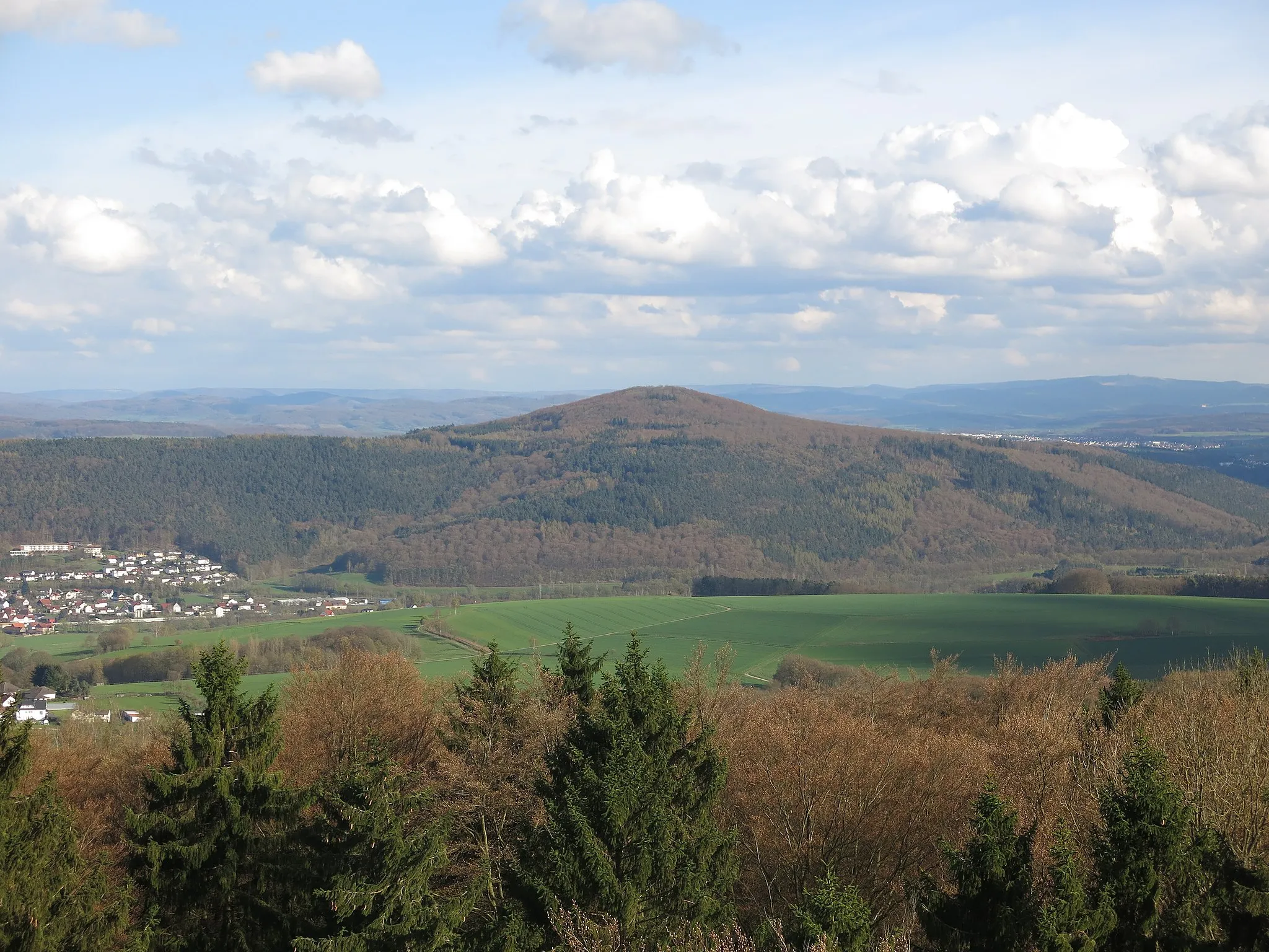 Photo showing: View from the look-out-tower on to southest and the Rhön Mountains with the Stoppelsberg. Bildmitte.