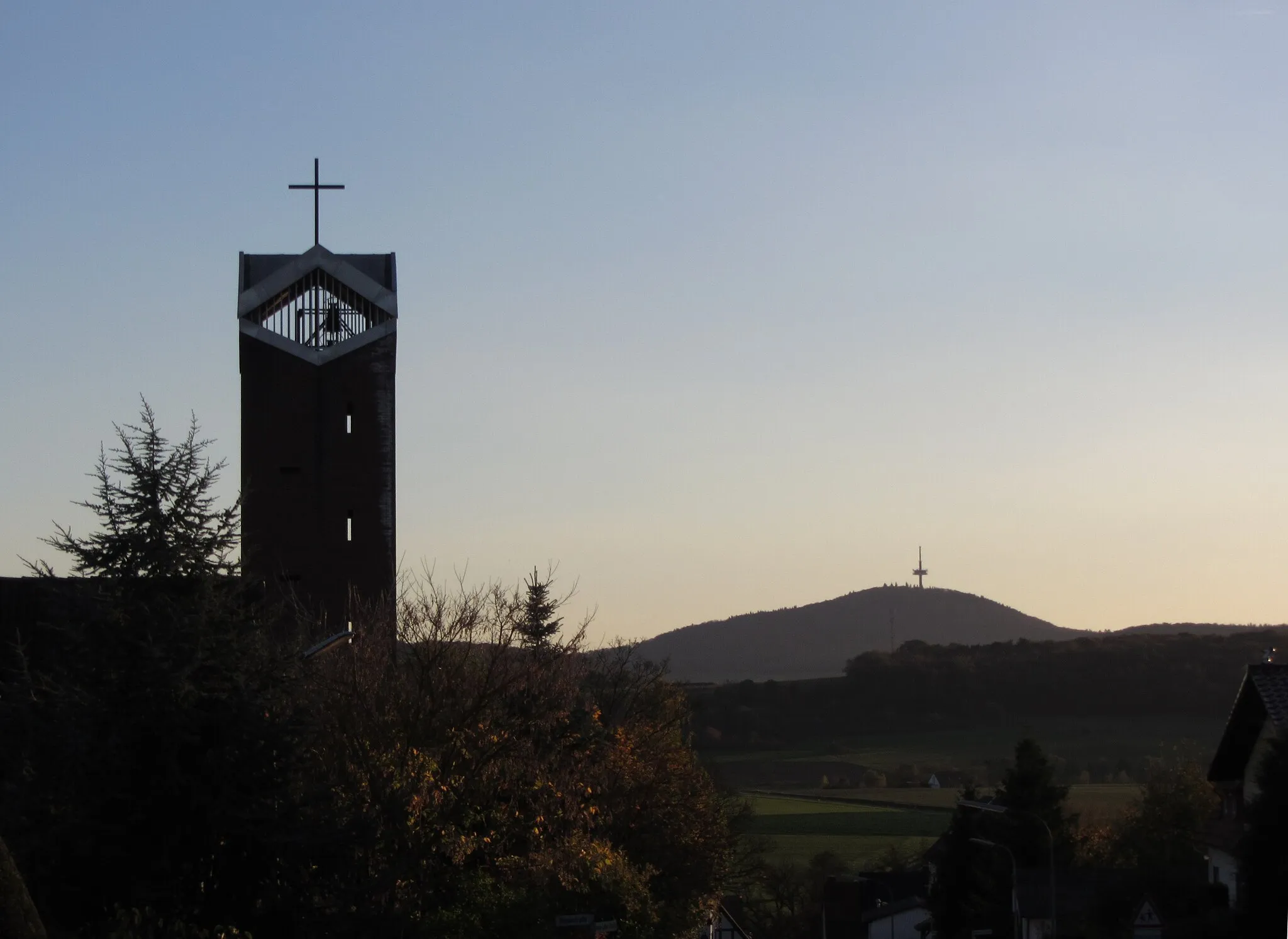 Photo showing: Neue Kirche in Altenvers. Im Hintergrund der Dünsberg