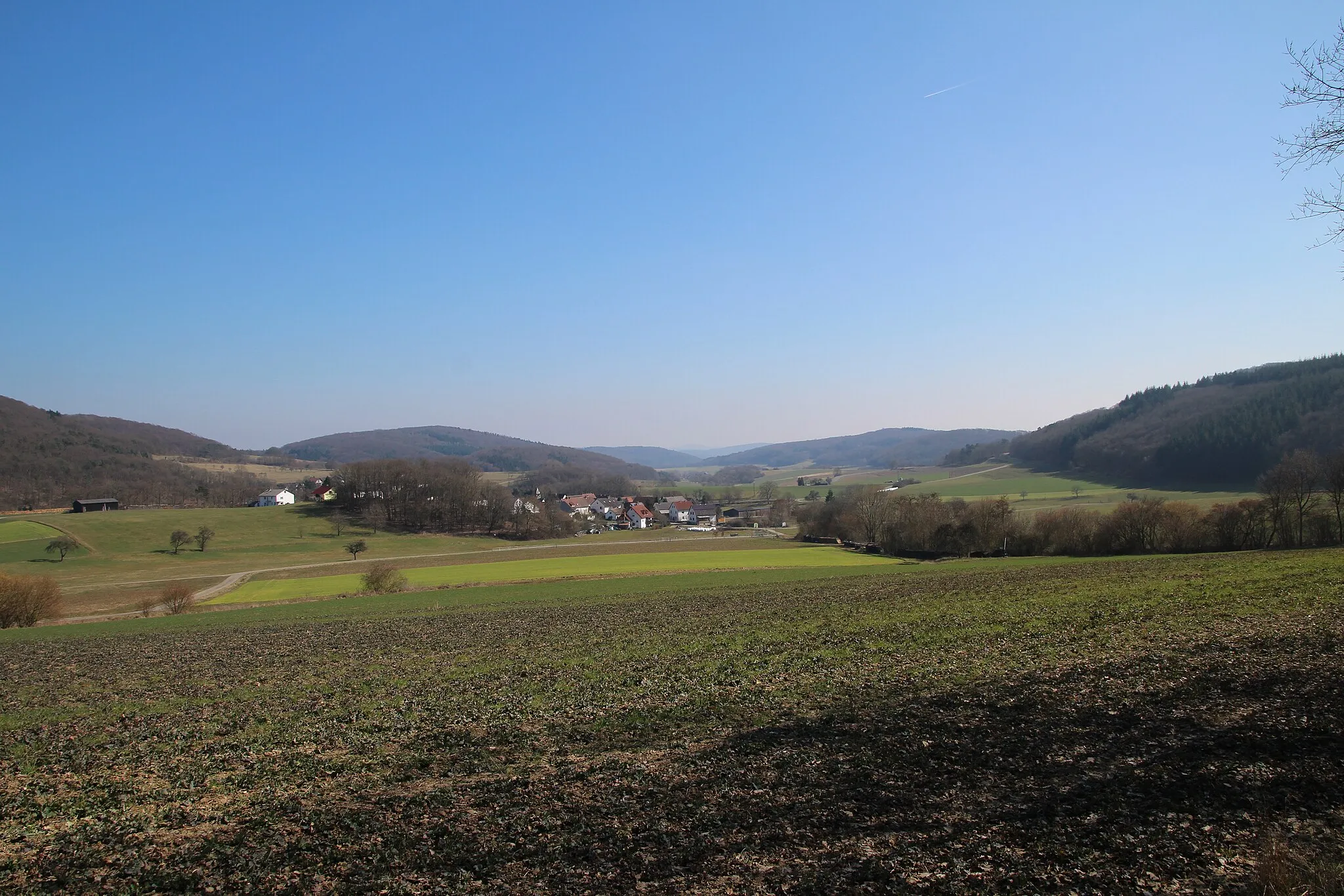 Photo showing: Rodenhausen mit Blick Richtung unteres Verstal. Aufnahmestandort bei einer alten Linde