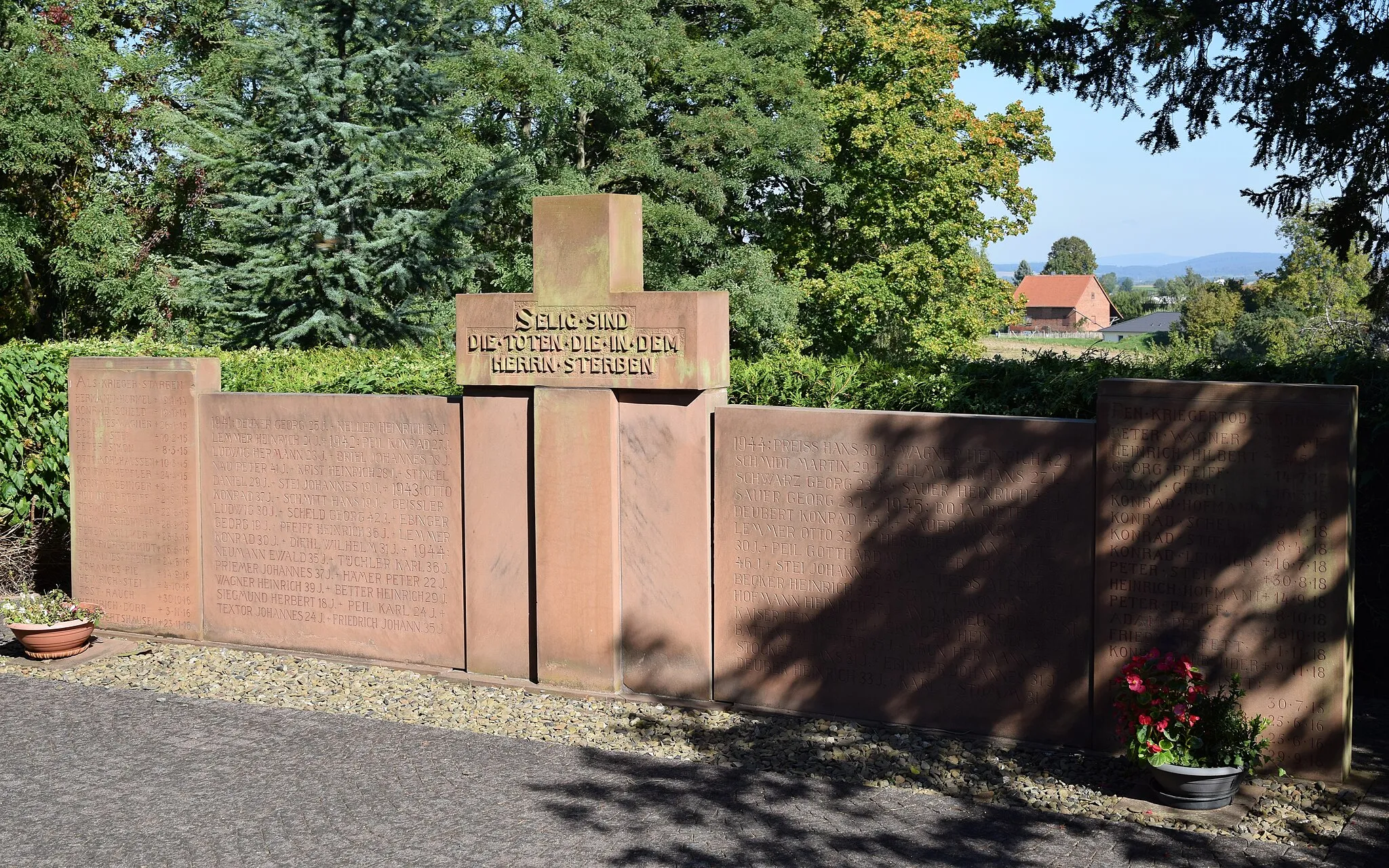 Photo showing: Weltkriegedenkmal in Rauischholzhausen