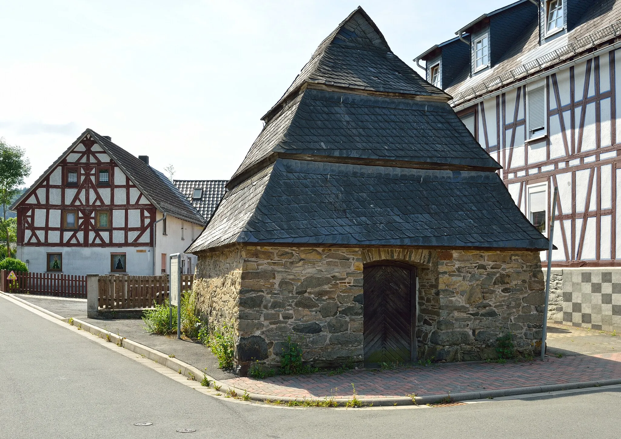 Photo showing: Das Backhaus in Niedereisenhausen; Einzelheiten s. Schild