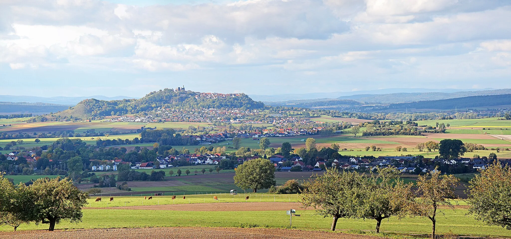 Photo showing: Panoramablick auf die Stadt Amöneburg aus Südosten. Im Vordergrund der Ort Schweinsberg (Teilansicht) und im Mittelgrund der Ort Rüdigheim.
