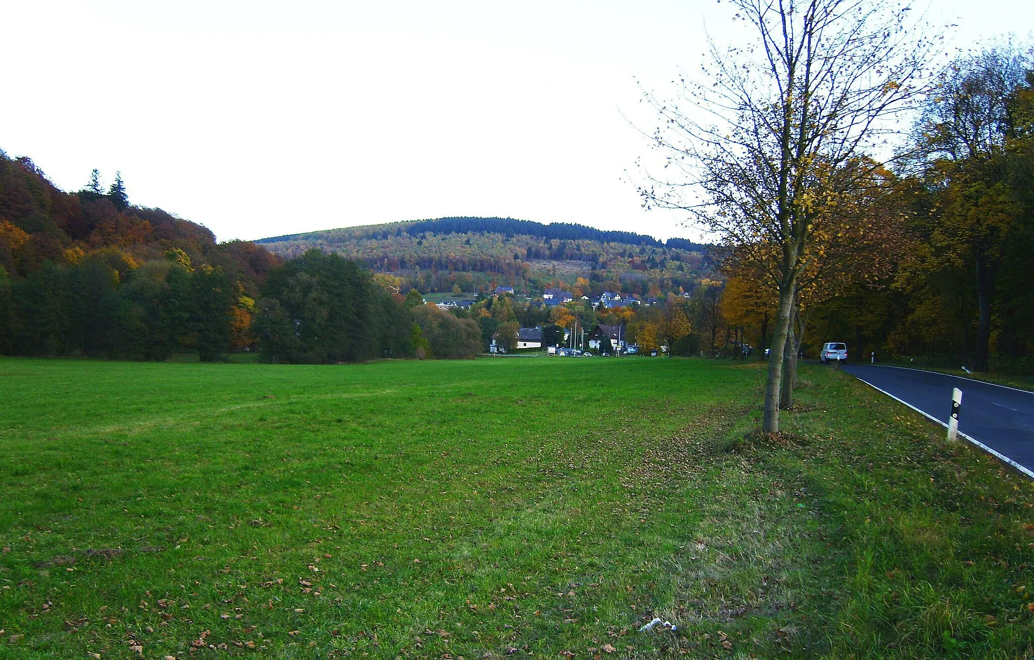Photo showing: Siegerland; Blick auf Hainchen und die gut 600 m hohe Haincher Höhe im Südwesten des Rothaargebirges von Richtung Irmgarteichen aus.