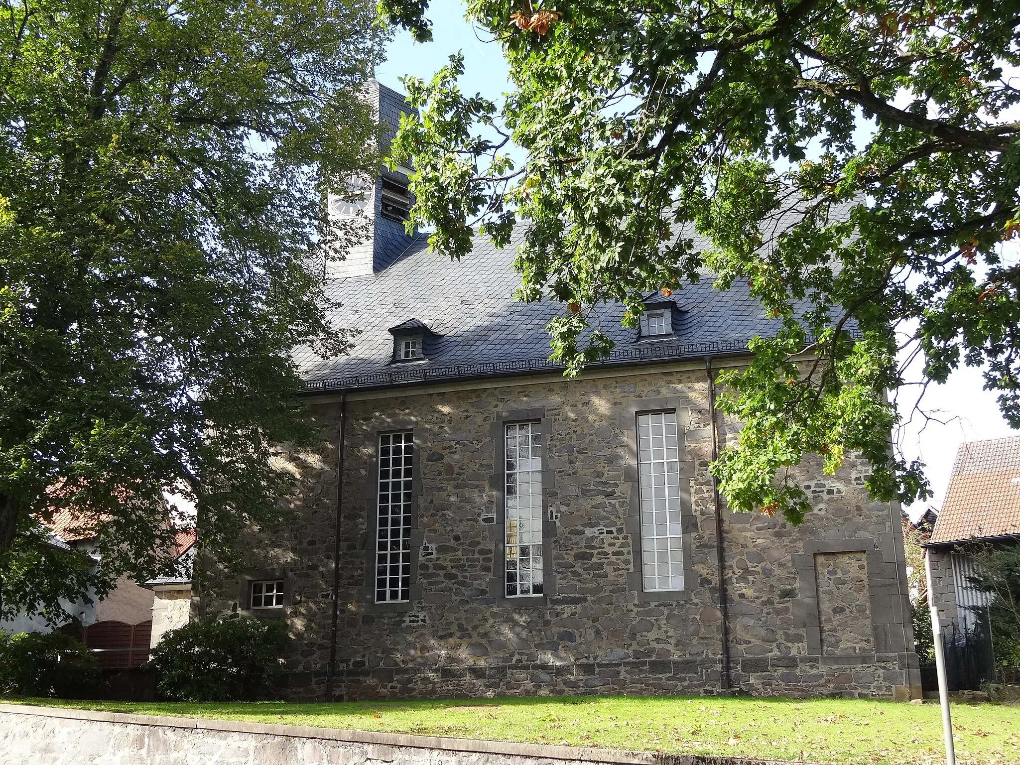 Photo showing: Evangelische Kirche Weickartshain