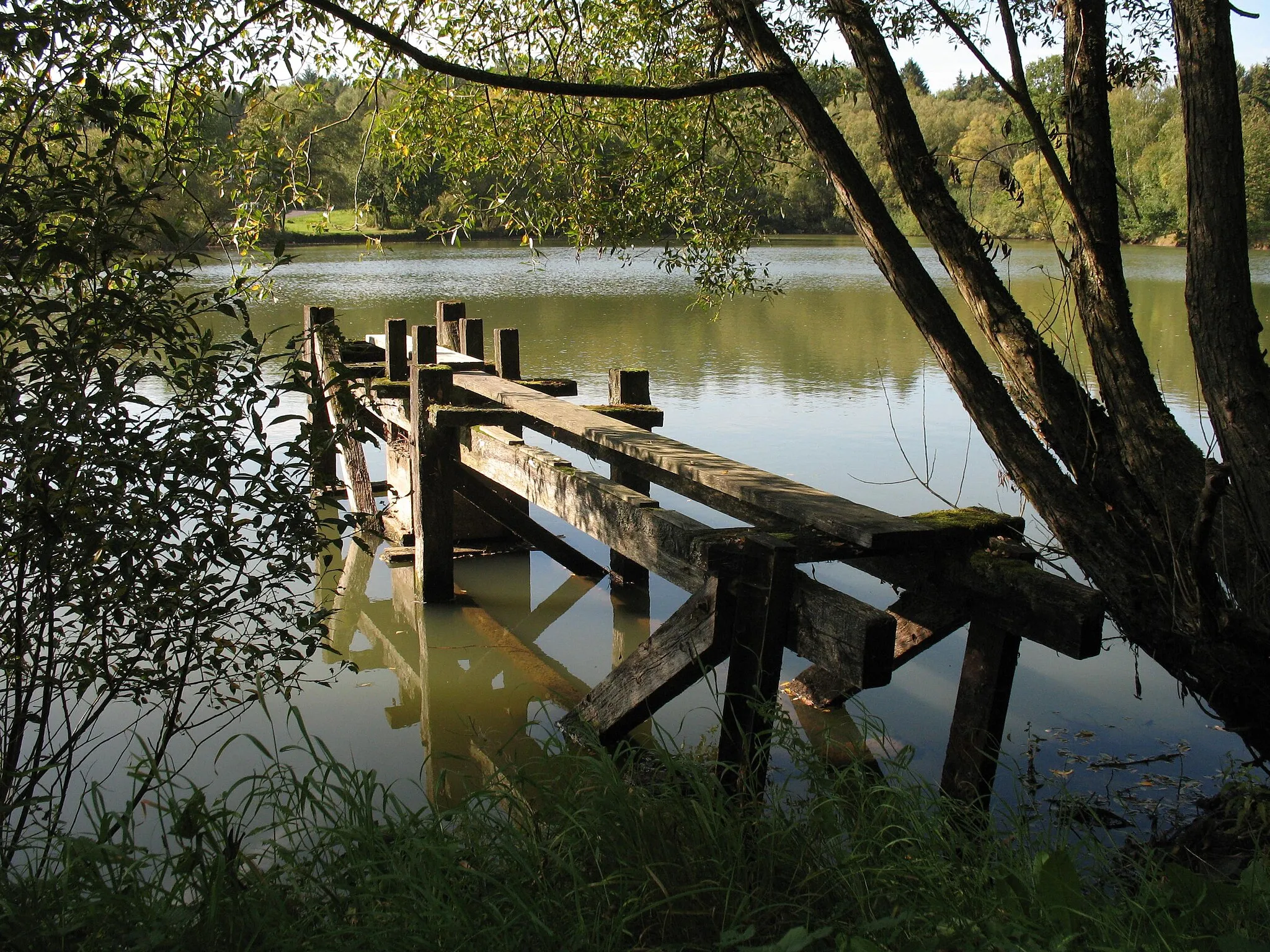 Photo showing: Lake in Mücke-Atzenhain in Hesse, Germany