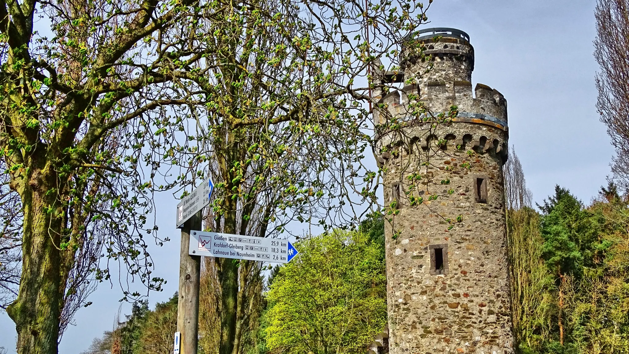 Photo showing: Bismarckturm oder Garbenheimer Warte bei Wetzlar mit Wegweiser des Lahnwanderwegs im Vordergrund.