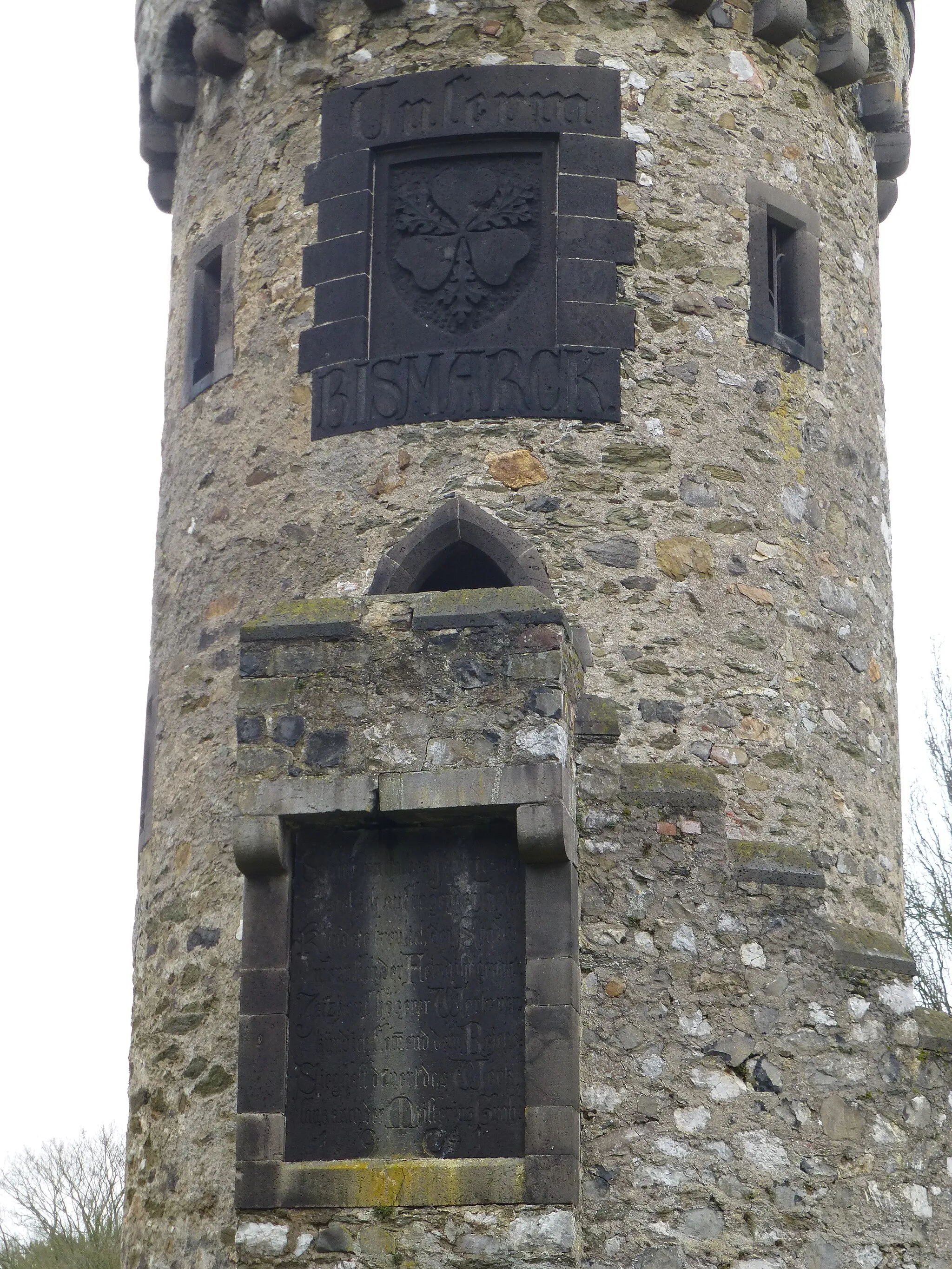 Photo showing: Bismarckturm (Wetzlar); Gedenktafel und Relief am Turm