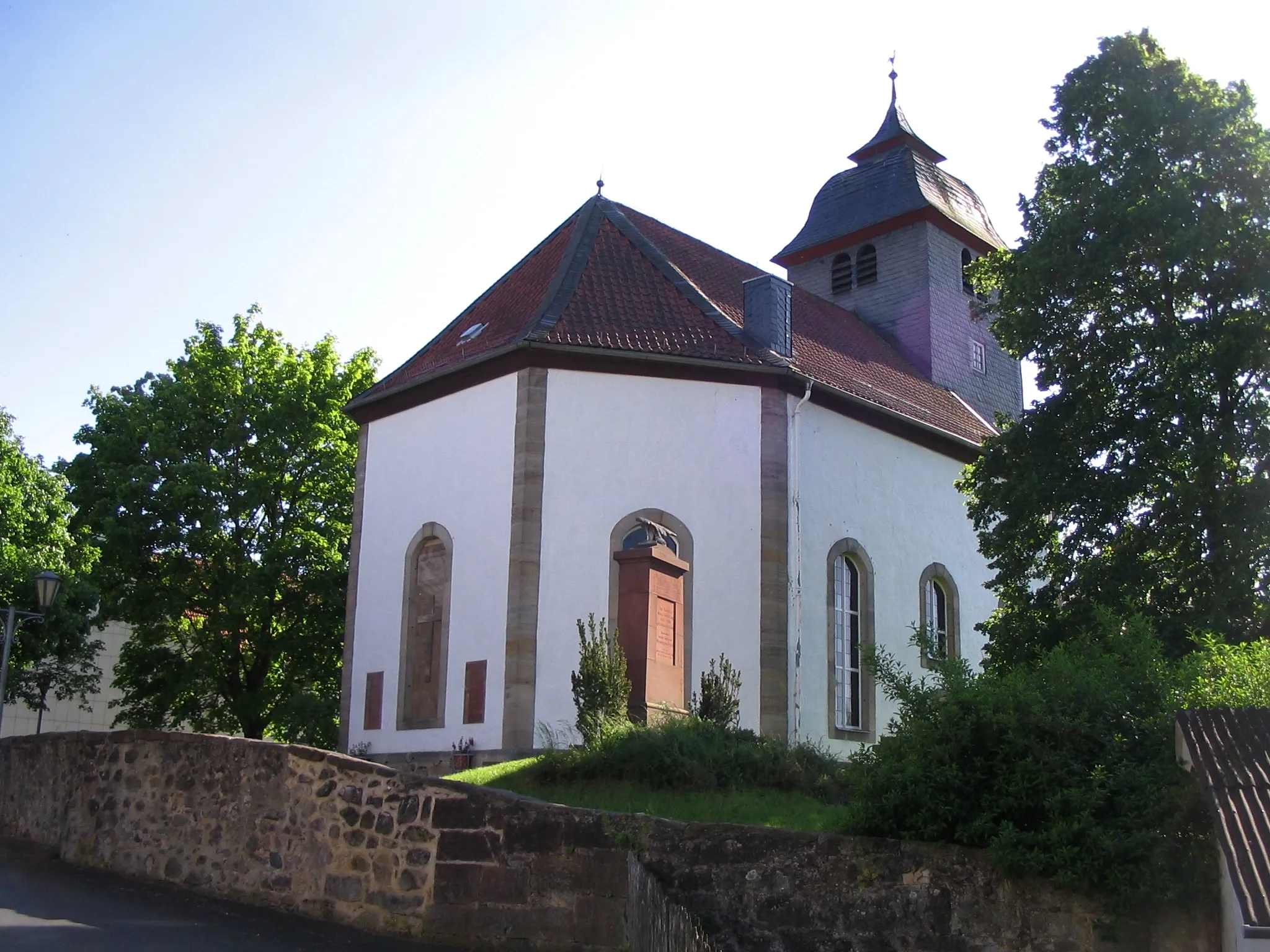 Photo showing: Die Dorfkirche von Niedergrenzebach (Hessen). Der ummauerte Kirchhof deutet auf eine Wehrkirche hin.