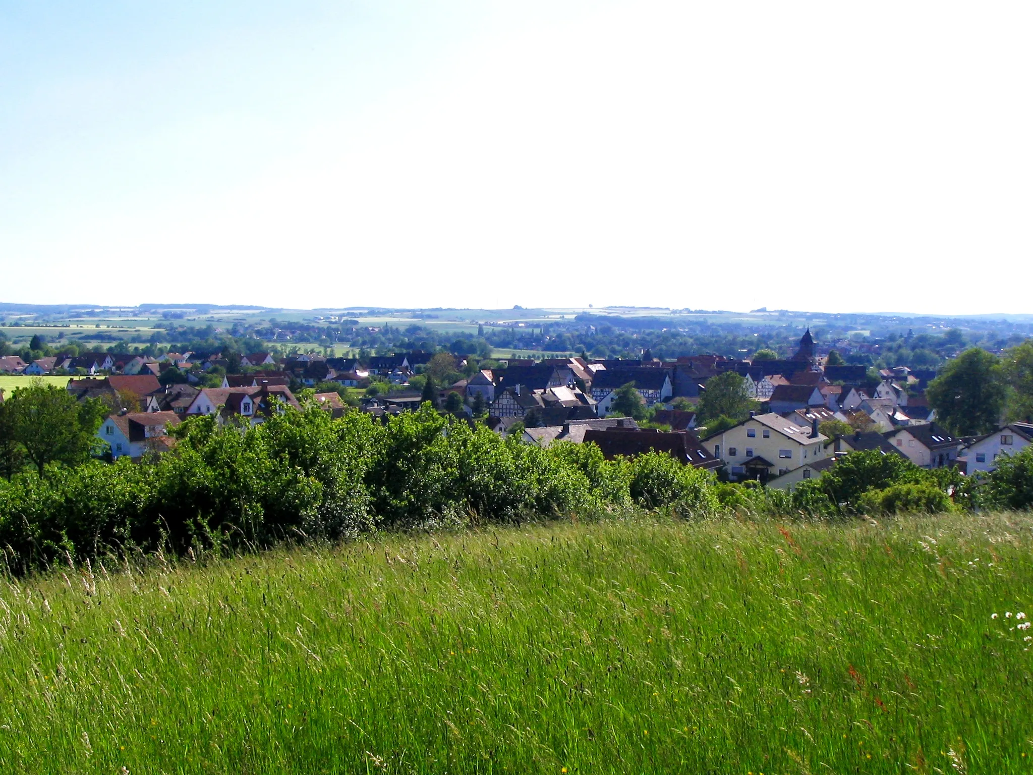 Photo showing: Ausblick auf Niedergrenzebach, Schwalm-Eder-Kreis, von einer Anhöhe parallel zur Straße nach Obergrenzebach, südliche Blickrichtung