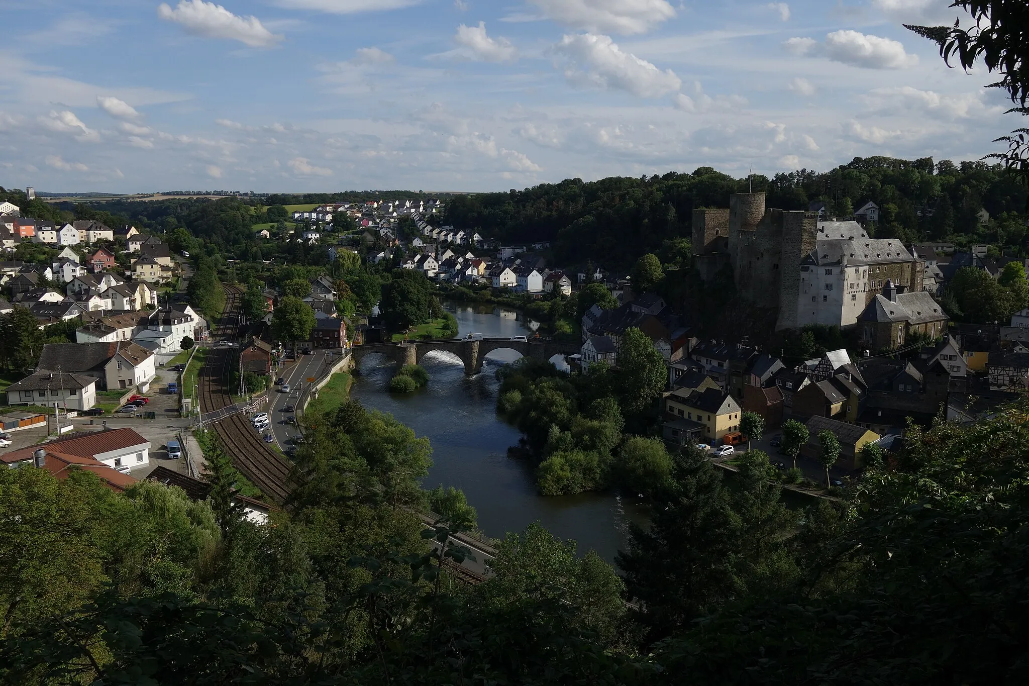 Photo showing: View from viewpoint near Schadeck Castle over Runkel