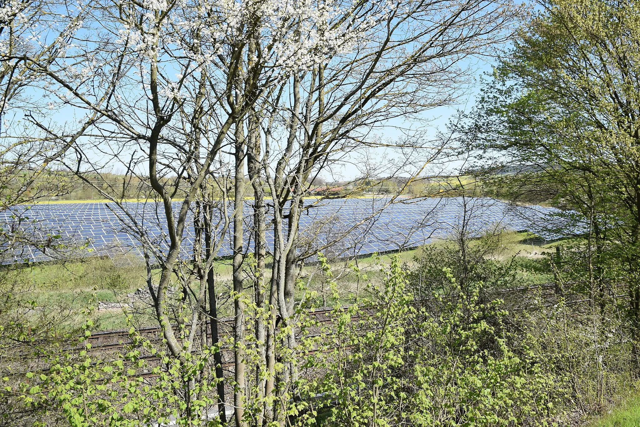 Photo showing: Der "Solaracker Cölbe", eine Photovoltaik-Freiflächenanlage bei Bernsdorf (Cölbe)