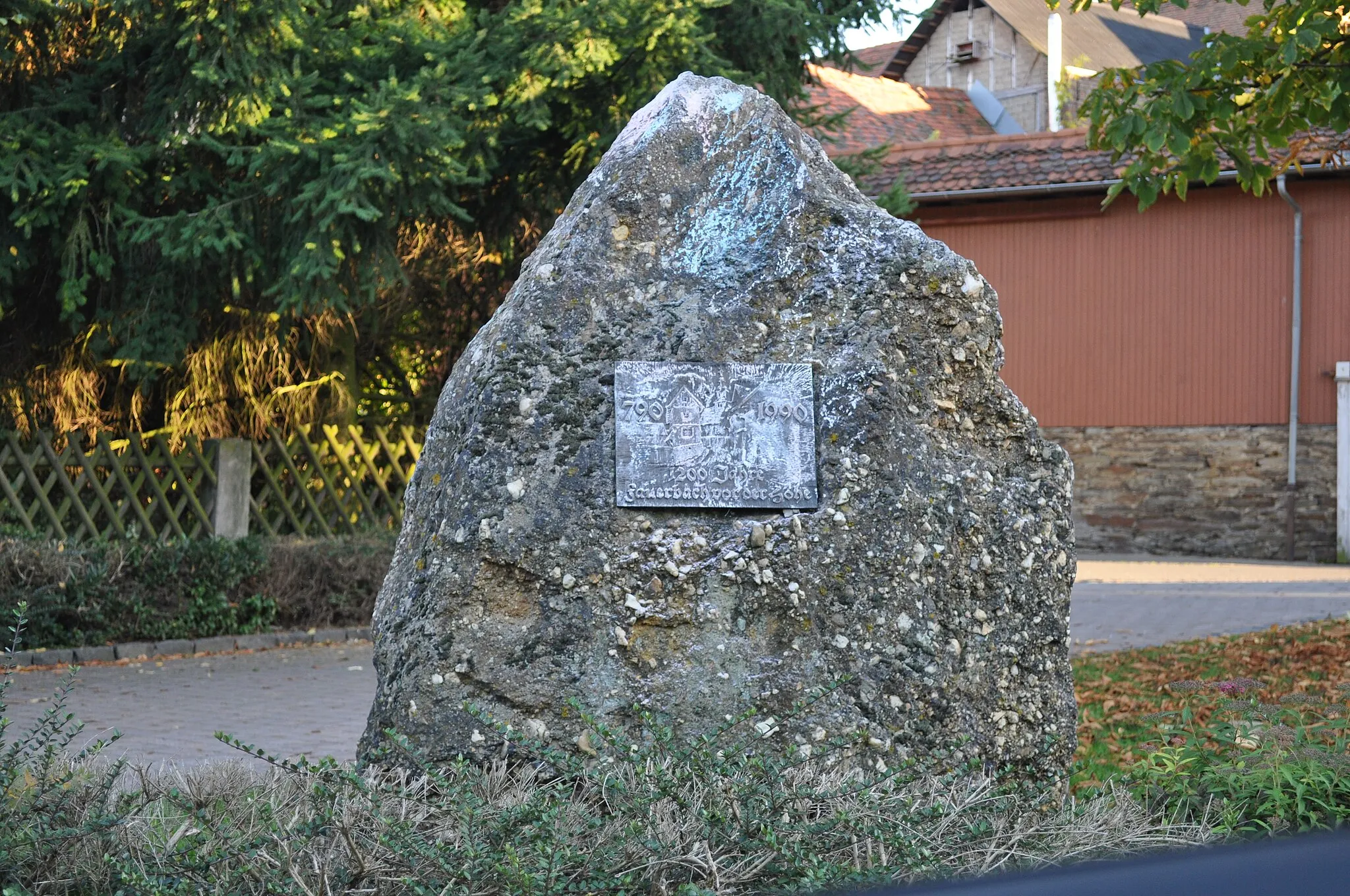 Photo showing: Gedenkstein 1200 Jahre Fauerbach vor der Höhe