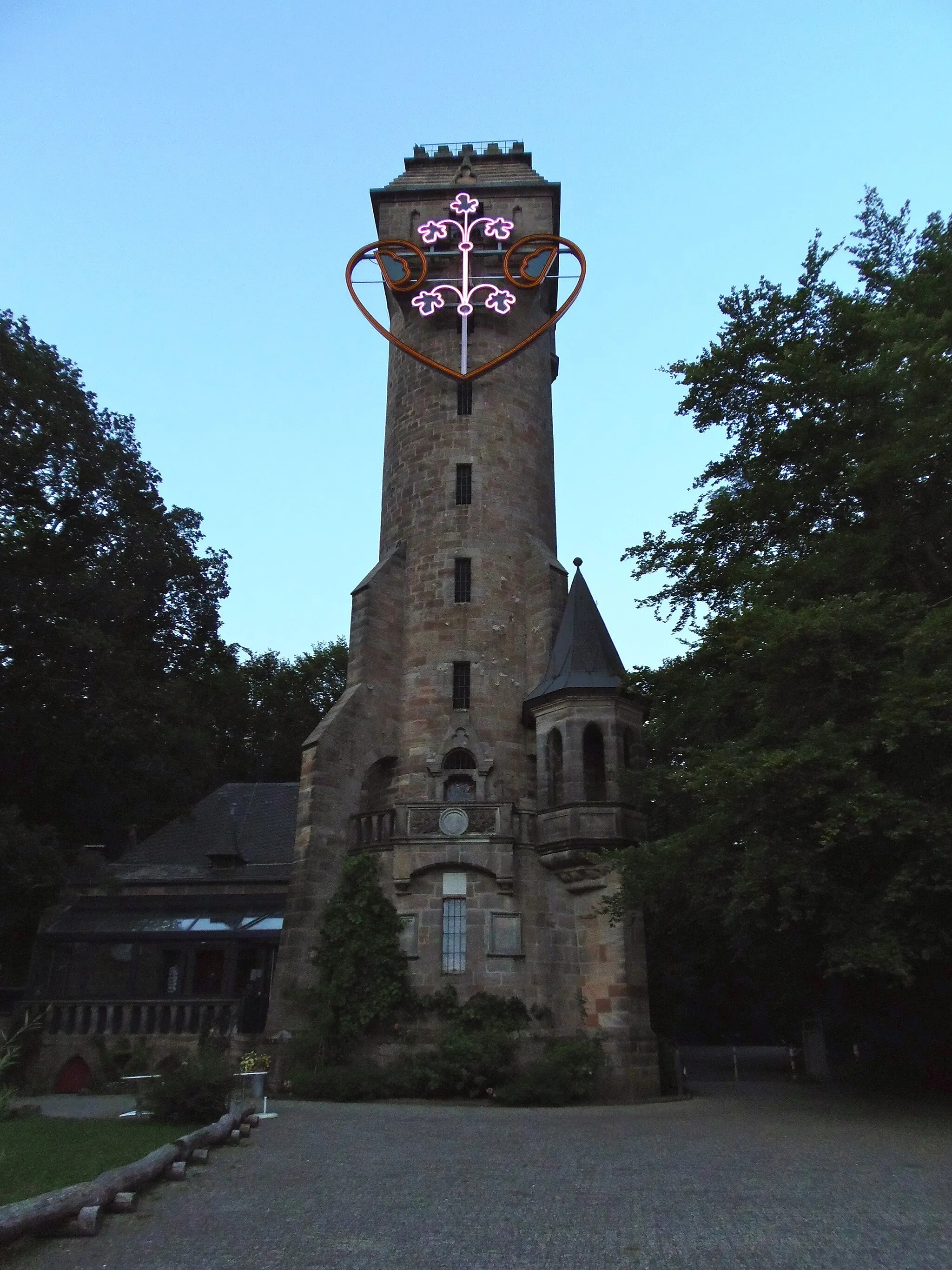 Photo showing: The second of two towers originally built here, the Kaiser-Wilhelm Turm is more commonly known as the "Rapunzel Tower," as it has been suggested that the first tower inspired the Brothers Grimm in setting the scene for the classic Fairy tale. Home to both a cafe and Biergarten, this is certainly a romantic place to have a fairy tale evening.